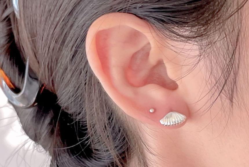 Shell Stud Earring Product Image