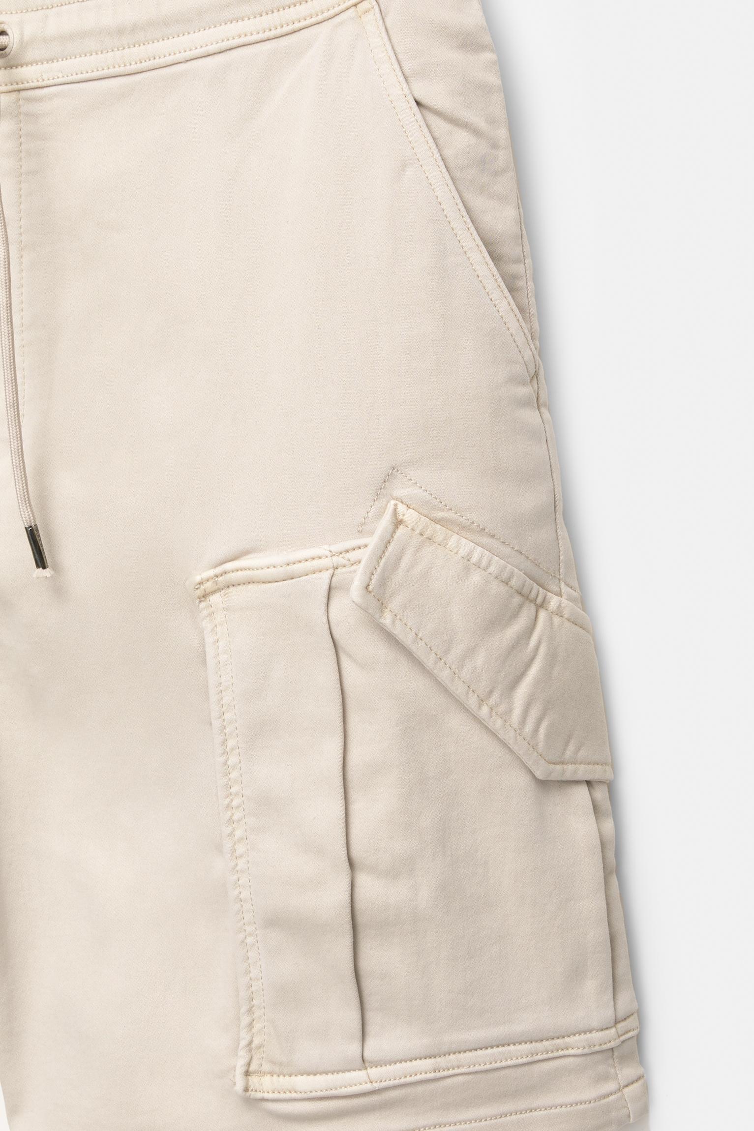 Comfort cargo Bermuda shorts Product Image