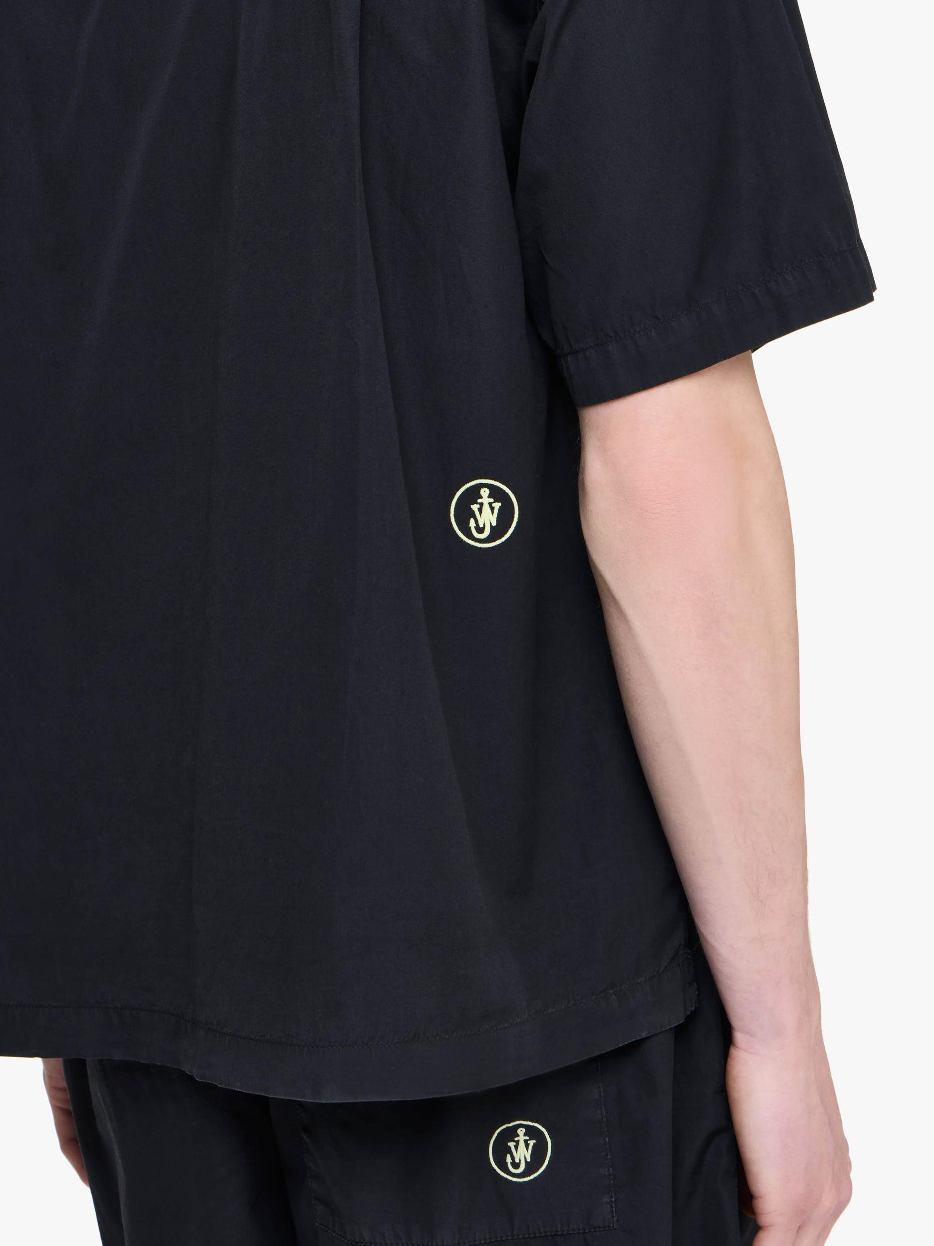CONTRAST EMBROIDERY SHORT SLEEVE SHIRT Product Image