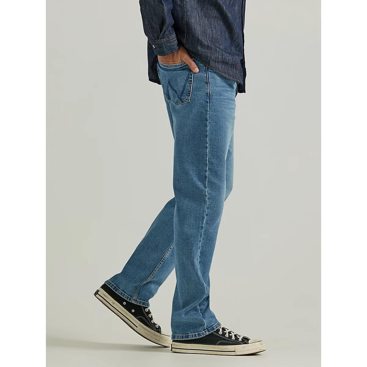 Men's Regular Fit Flex Jean in Light Wash Product Image