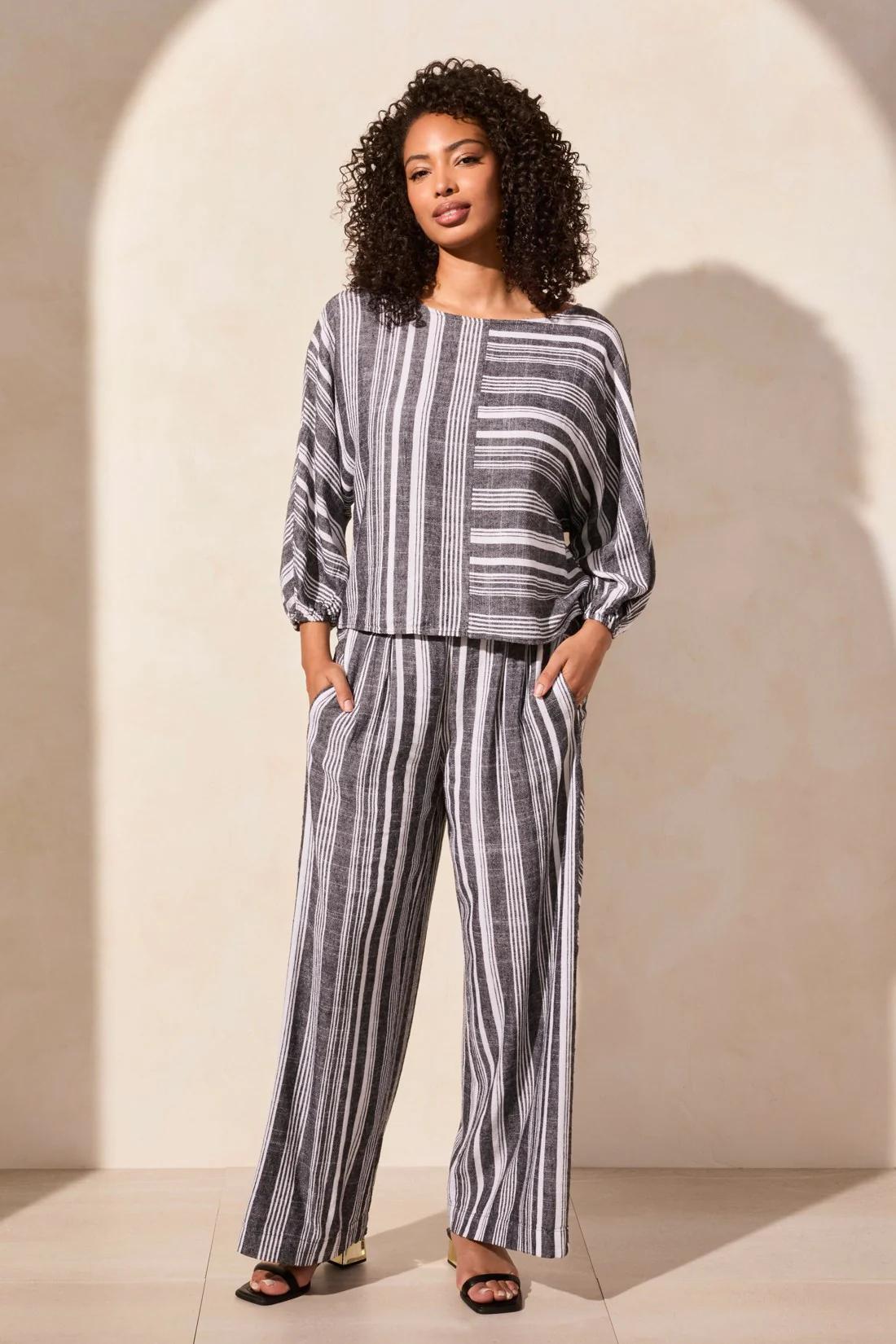 Pull-On Flowy Wide Leg Pants With Pockets Product Image