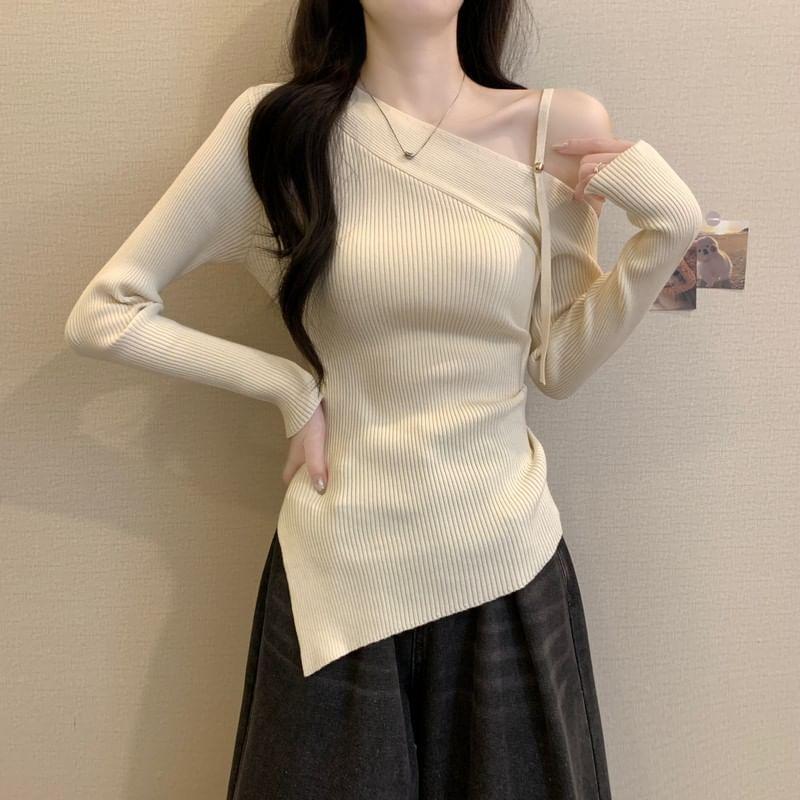 Long-Sleeve Cold Shoulder Plain Asymmetrical Ruched Slim Fit Knit Top Product Image