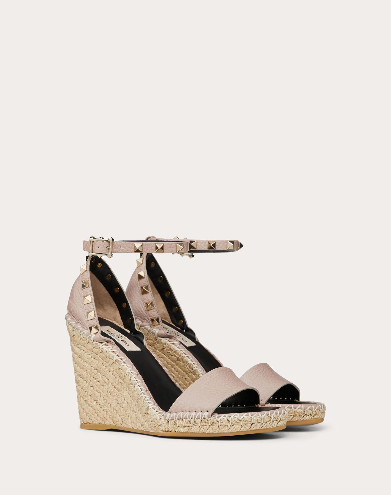 DOUBLE ROCKSTUD GRAINY CALFSKIN WEDGE SANDAL 105 MM Product Image