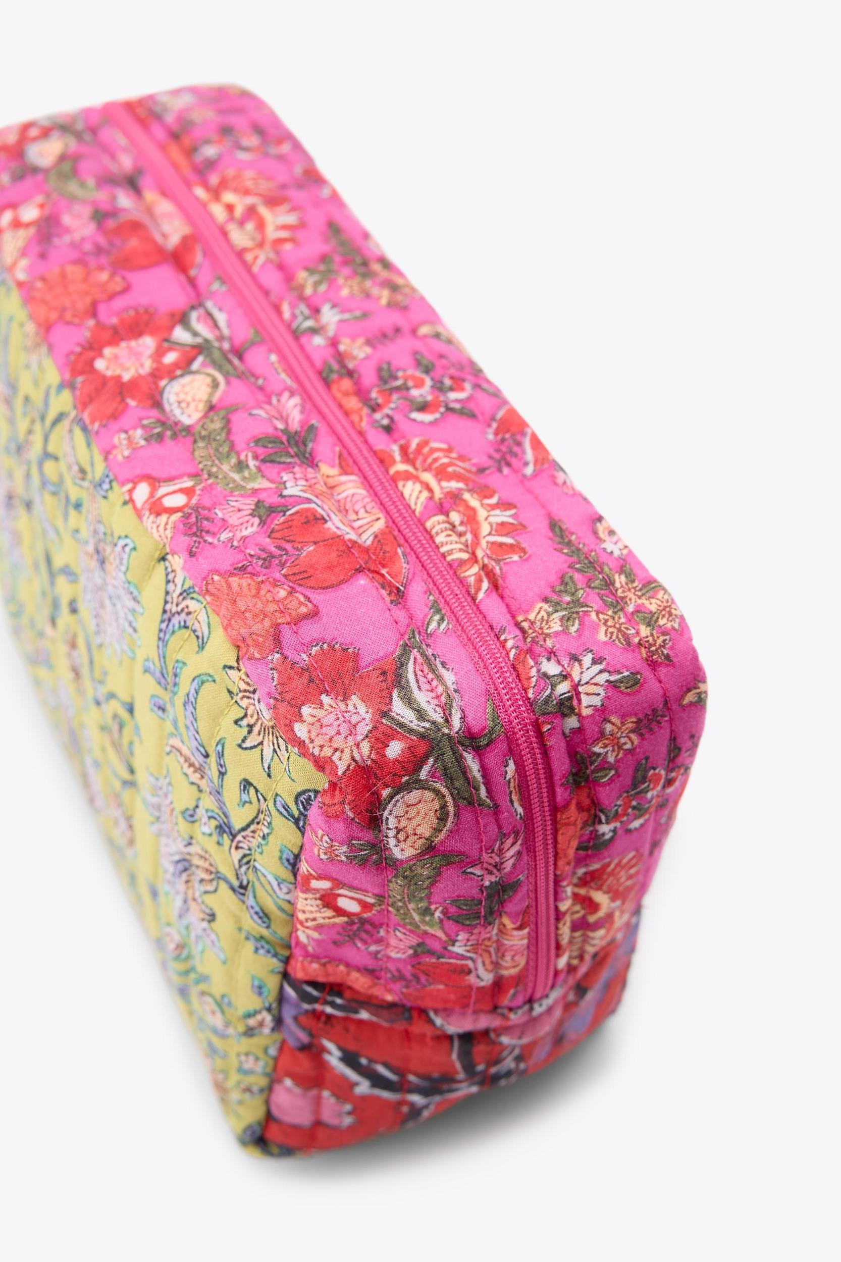 FLORAL PRINT QUILTED TOILETRY BAG Product Image