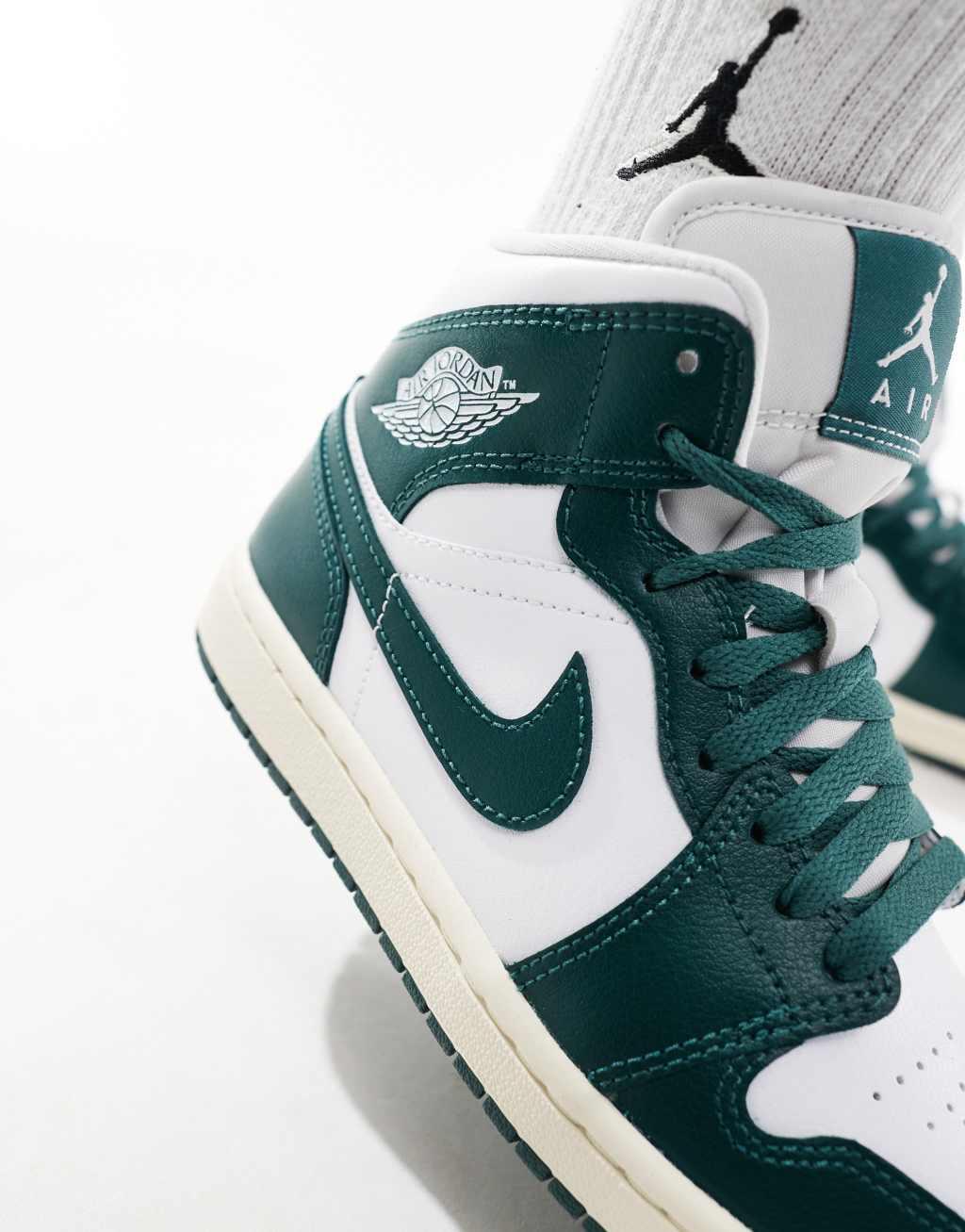 Air Jordan 1 Mid sneakers in green and white Product Image