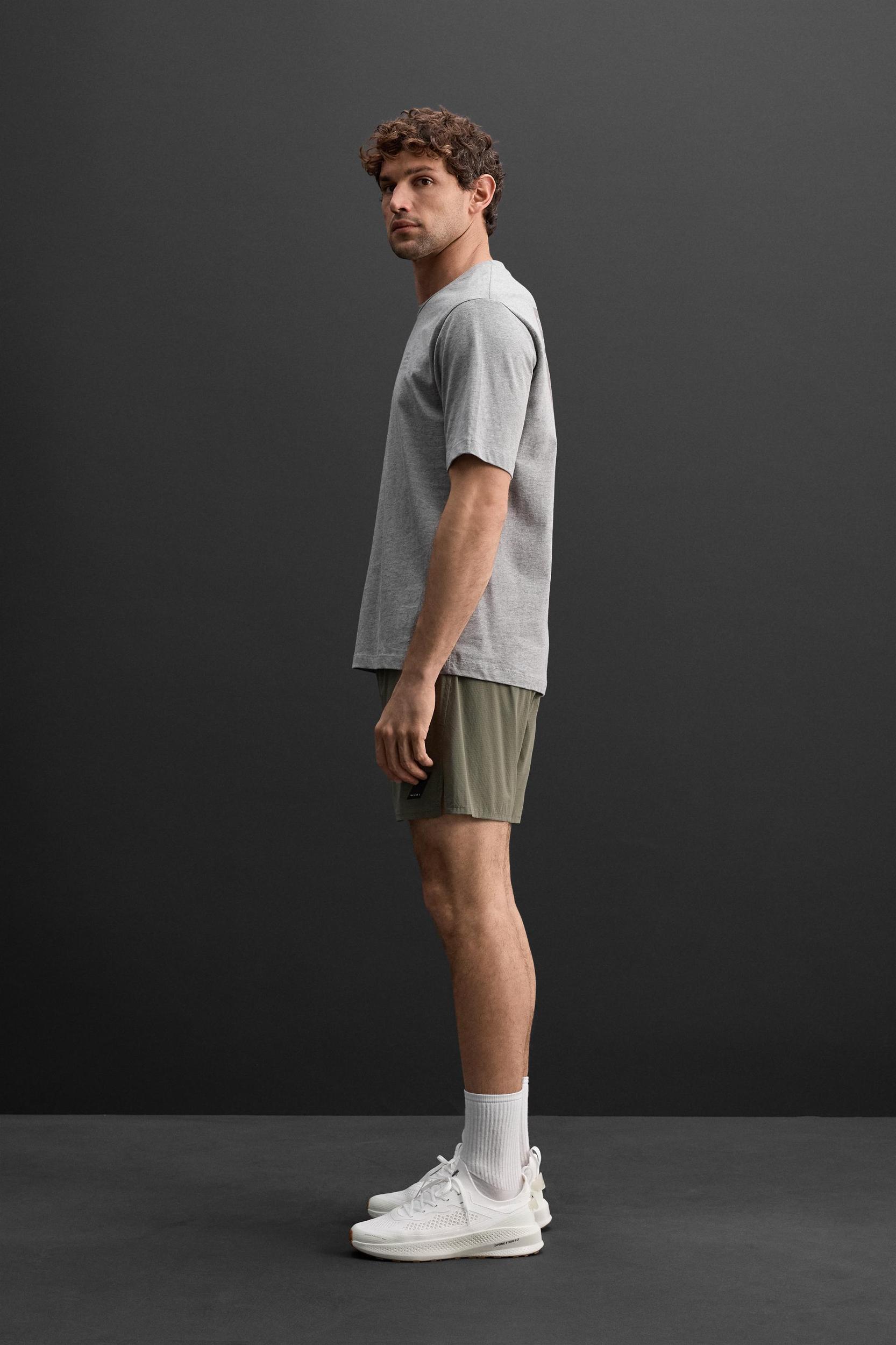 GRAPHIC PRINT T-SHIRT Product Image