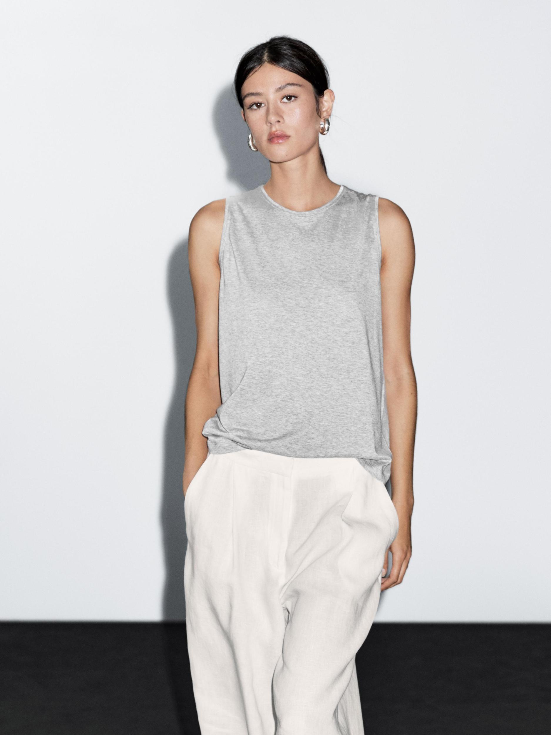 Sleeveless round neck T-shirt Product Image