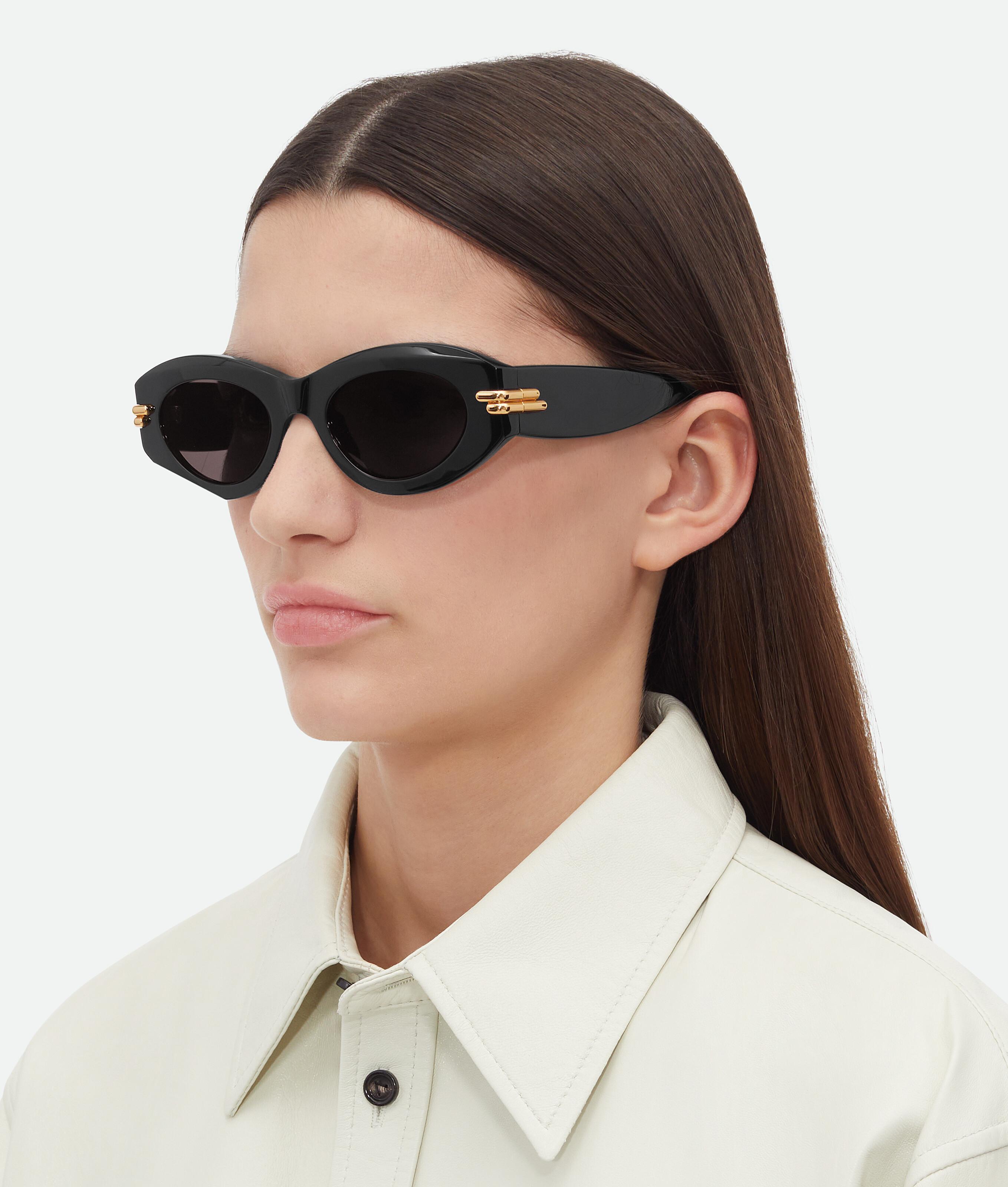 BOTTEGA VENETA Mitre Oval Sunglasses In Black/grey Product Image