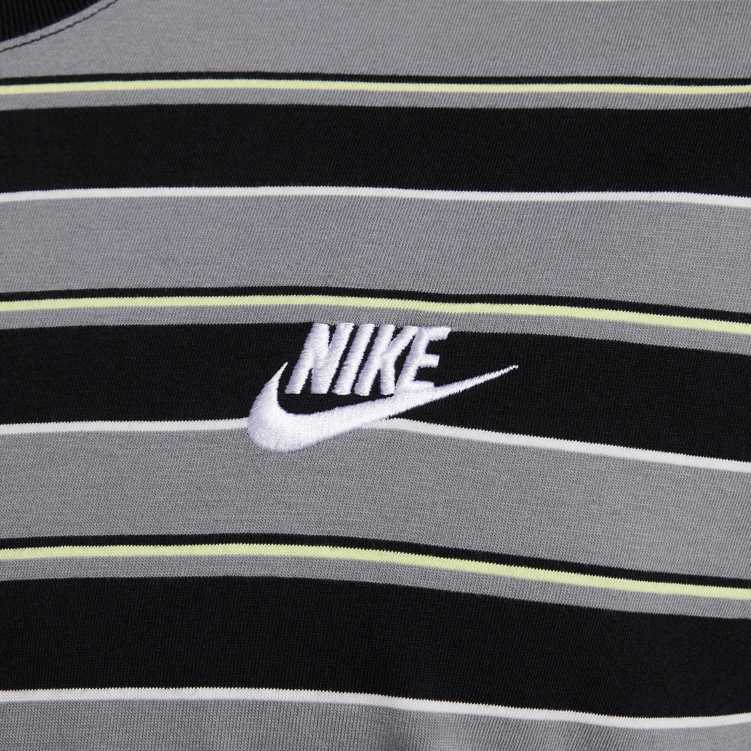 Nike Men's Club T-Shirt Product Image