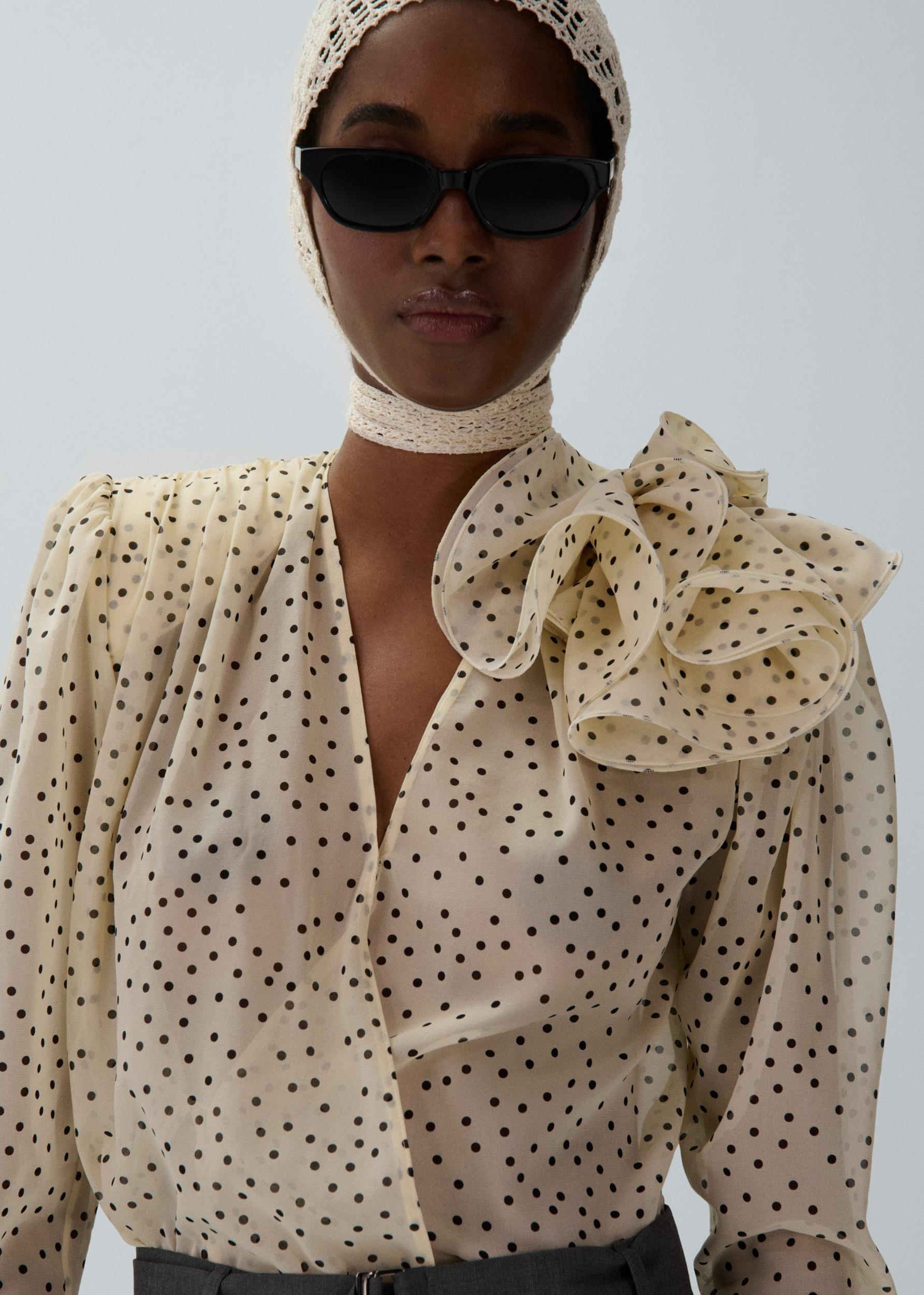Flower blouse in cream polka dots Product Image