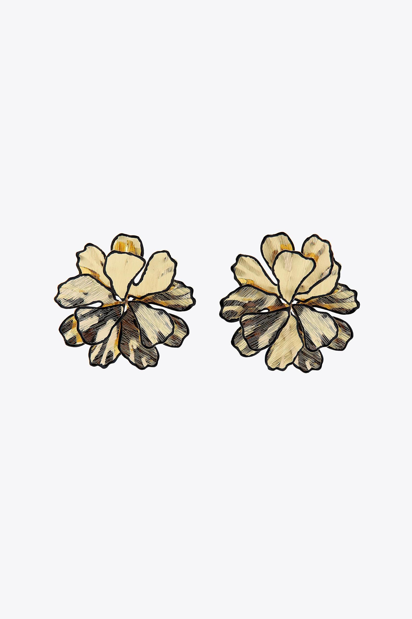 TEXTURED FLOWER EARRINGS Product Image