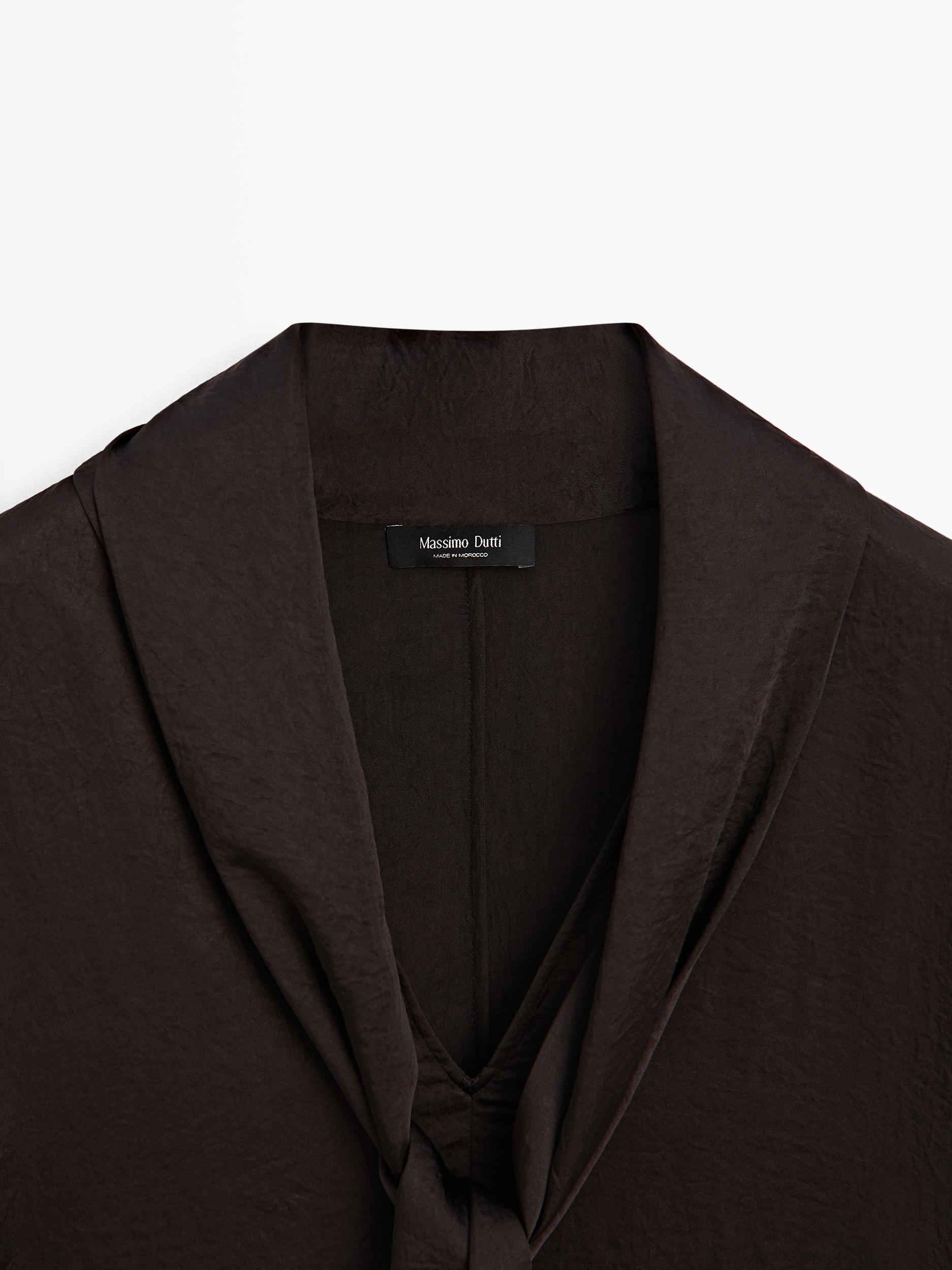 Flowing blouse with tie Product Image