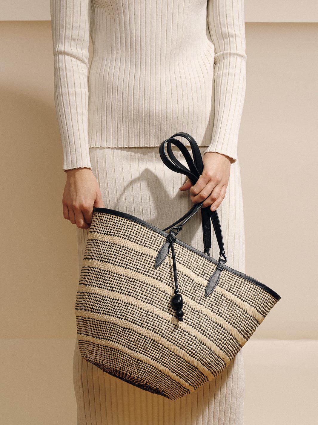 The Medium Basket in Striped Iraca Product Image