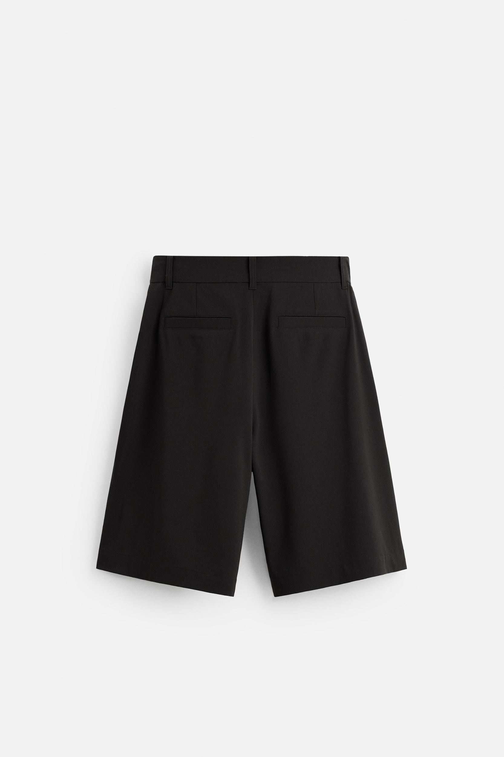RELAXED FIT PLEATED SHORTS Product Image