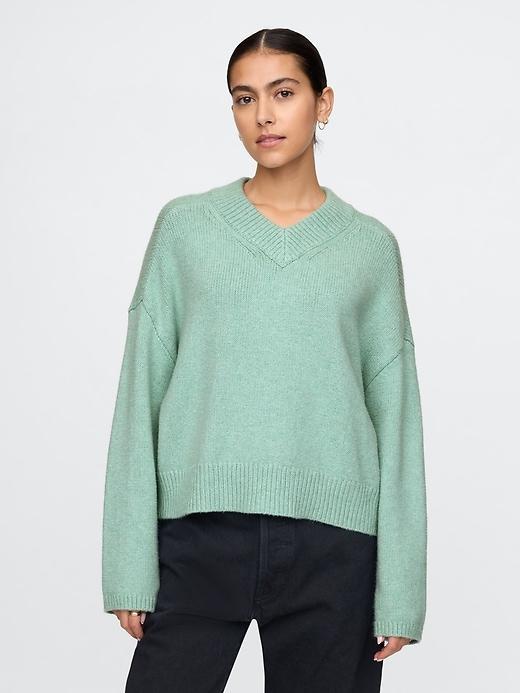 CashSoft Cropped High V-Neck Sweater Product Image