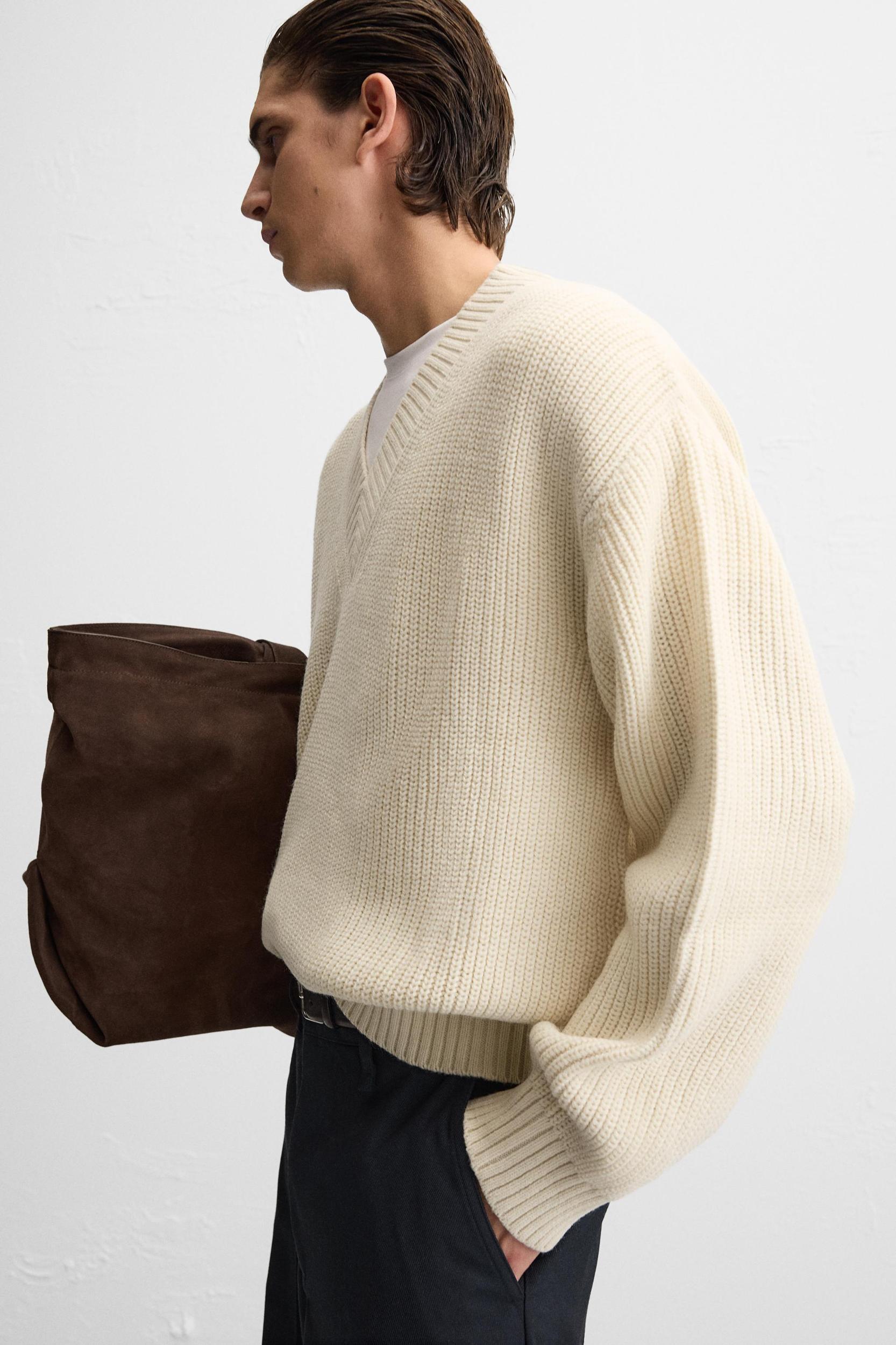 V-NECK STRUCTURED SWEATER Product Image