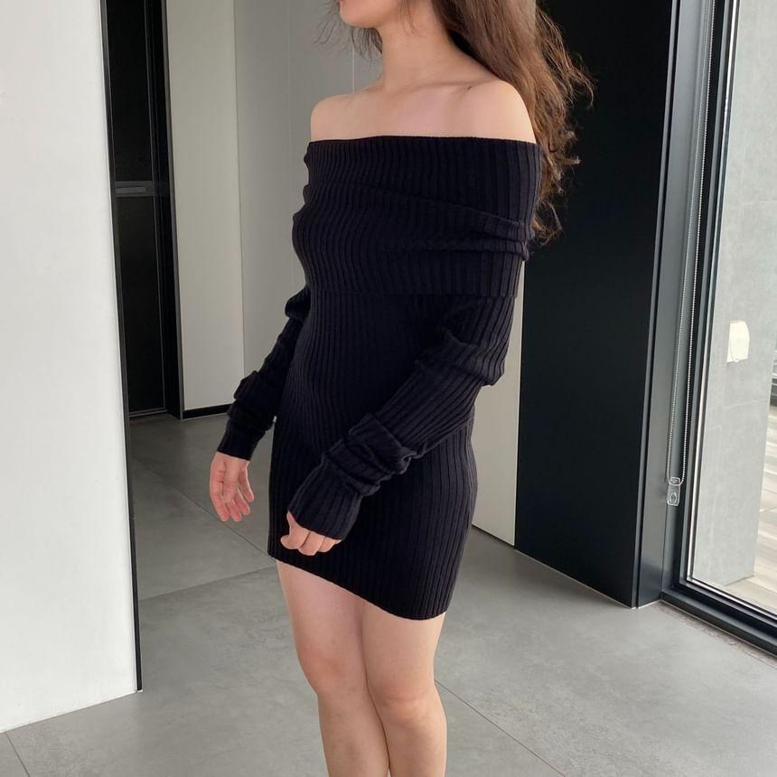 Long-Sleeve Off-Shoulder Plain Ribbed Sweater Product Image