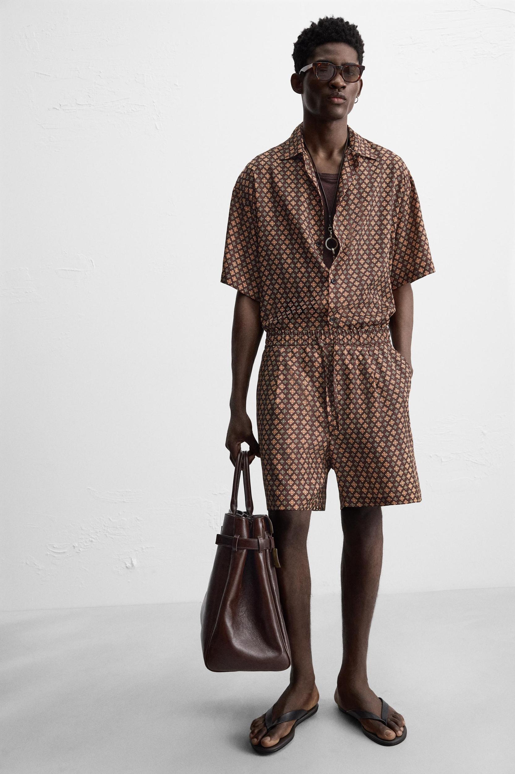 GEOMETRIC PRINT SHORTS Product Image