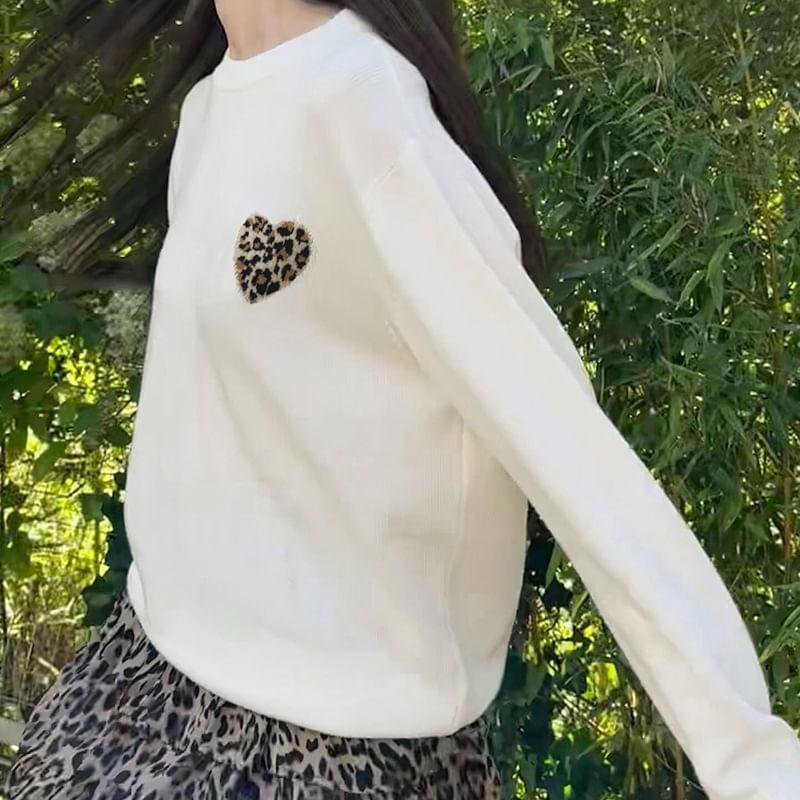 Long-Sleeve Round Neck Leopard Print Heart Applique Sweater Product Image