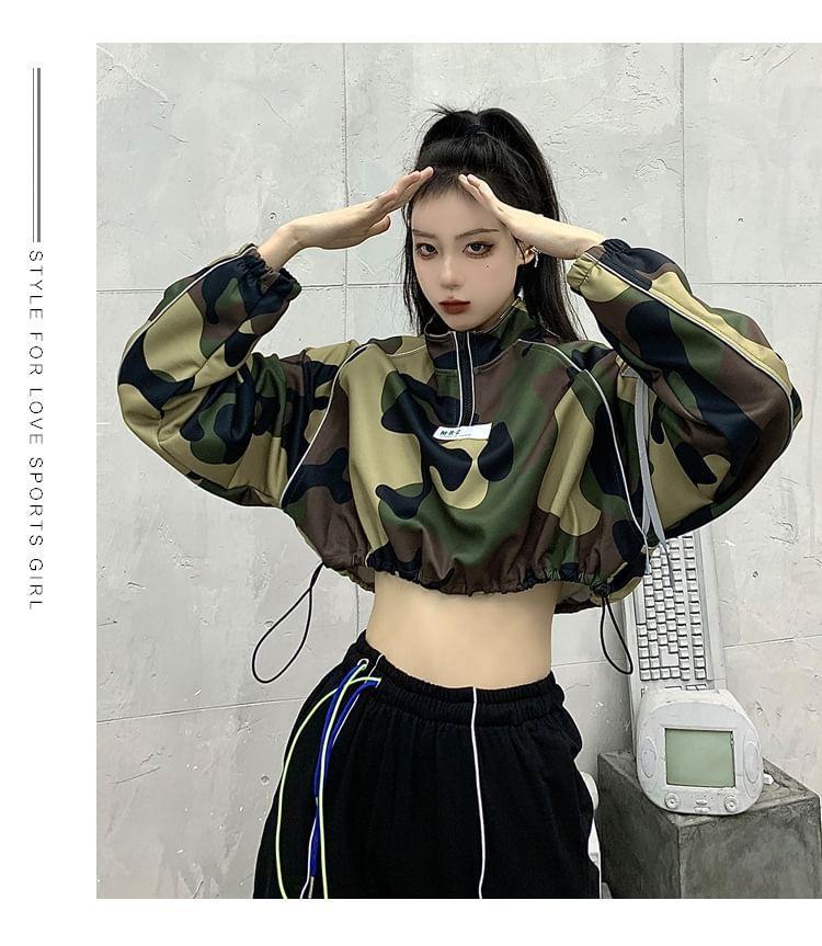 Raglan-Sleeve Mock Neck Camo Print Half-Zip Cropped Sweatshirt Product Image