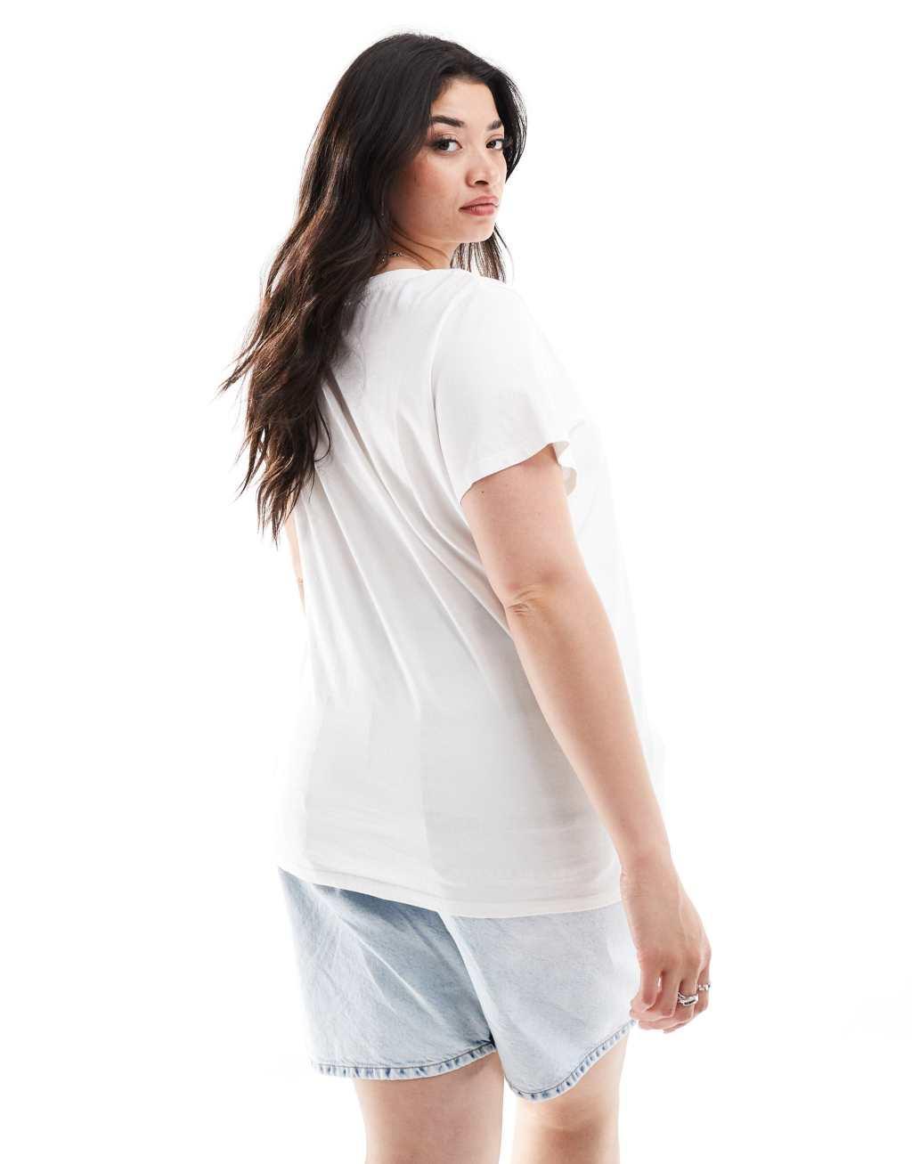 Levi's Plus perfect small batwing logo T-shirt in white Product Image