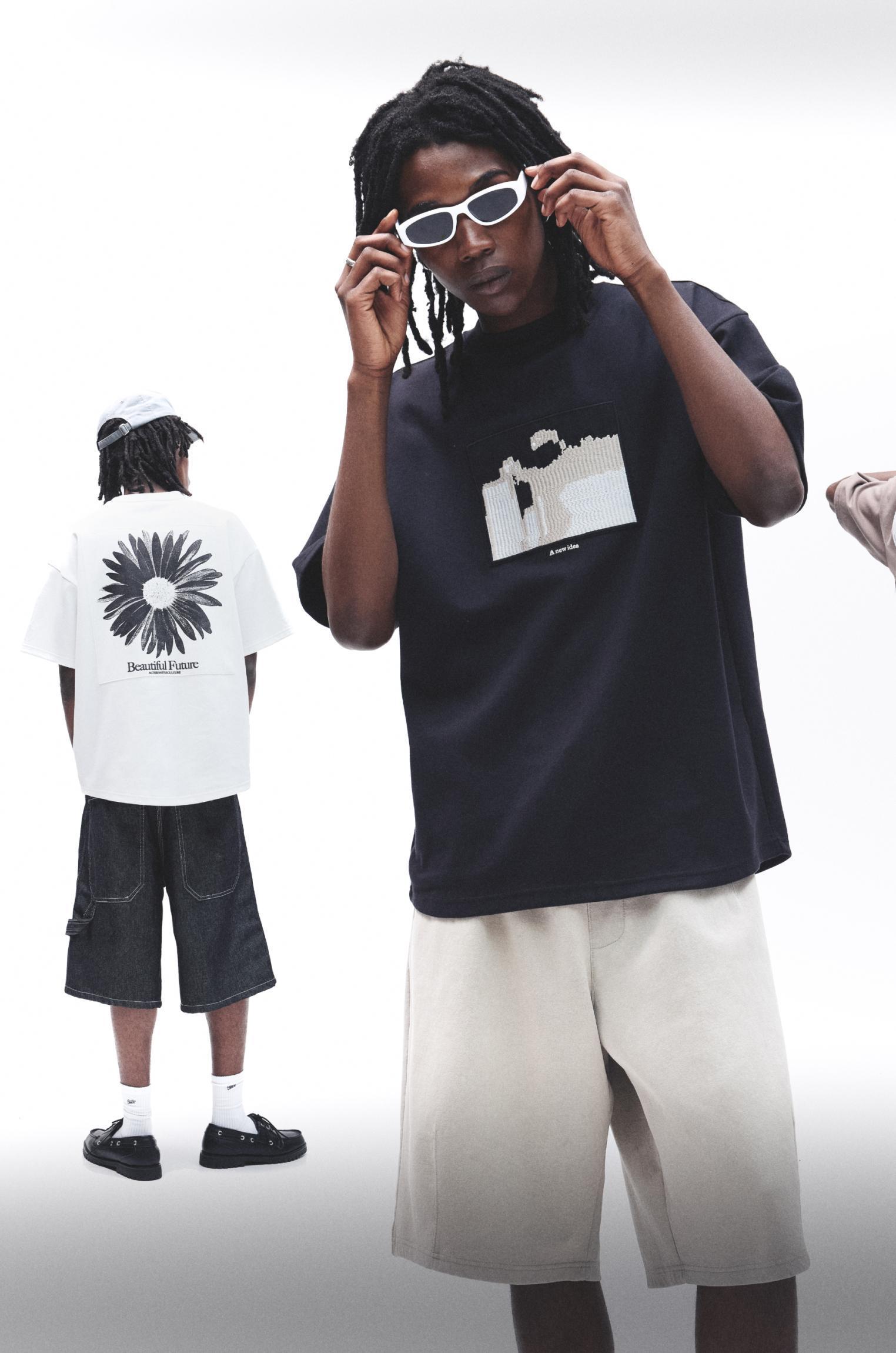 Embroidered short sleeve sweatshirt Product Image