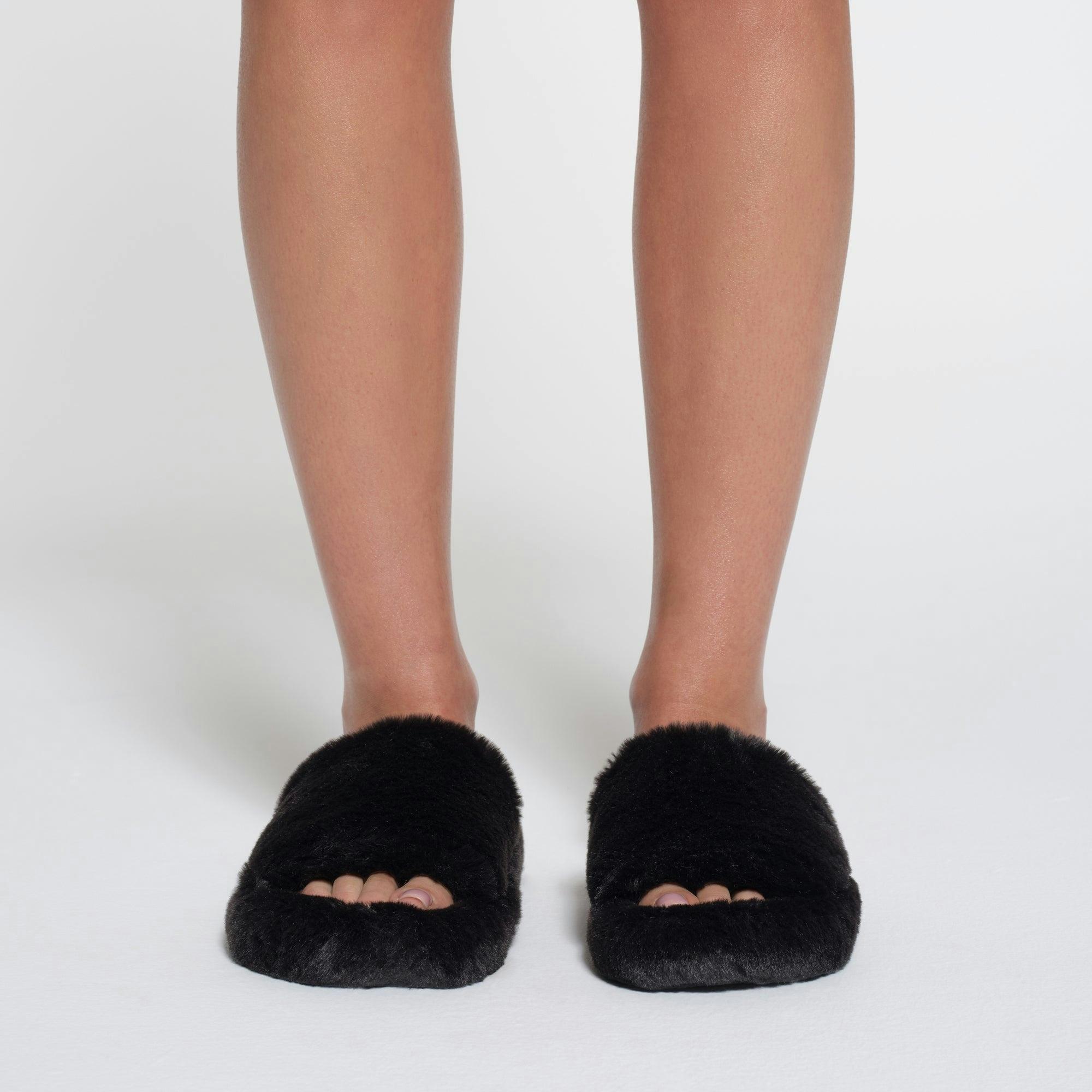 GETTING READY ACCESSORIES PLUSH SLIPPER | ONYX Product Image