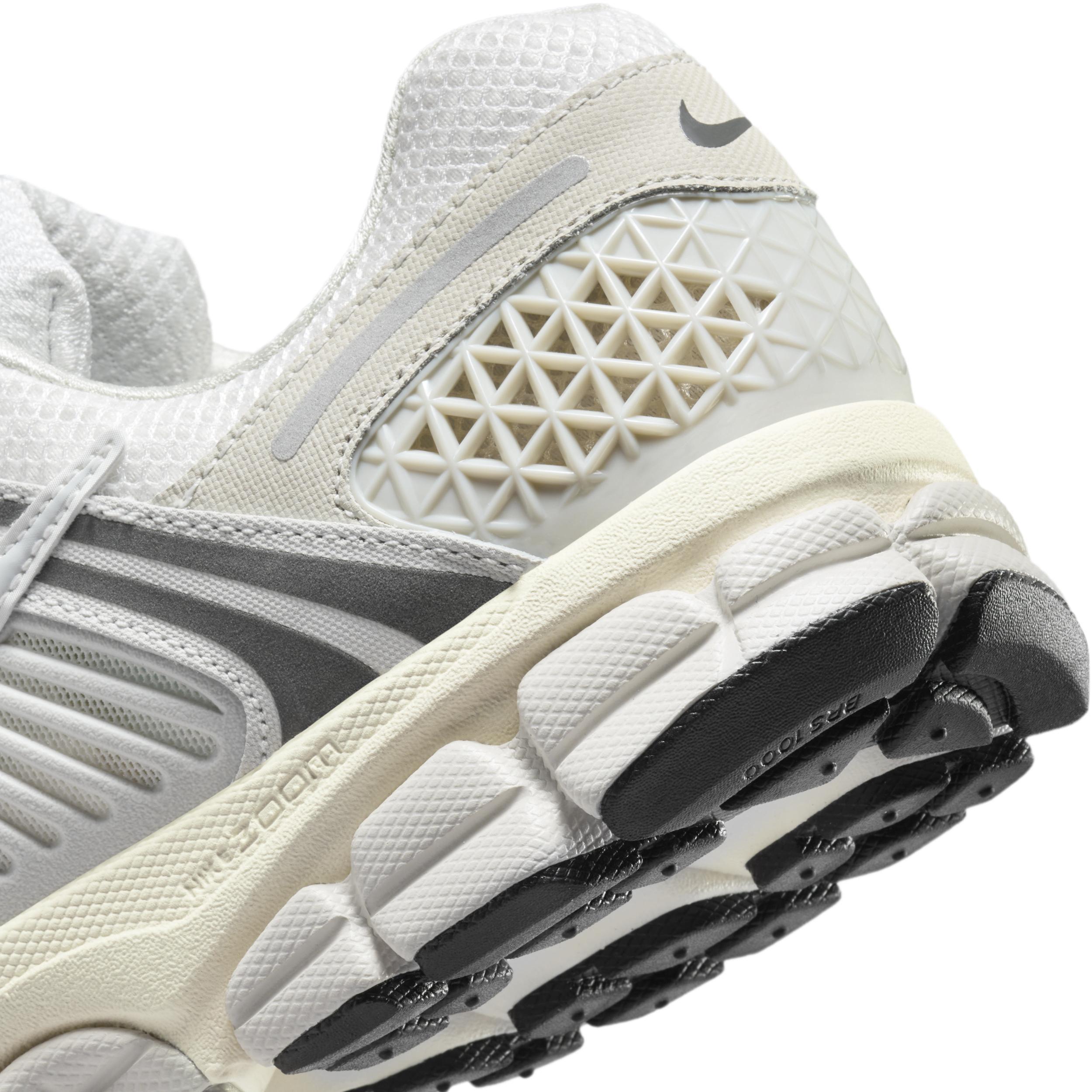 Nike Men's Zoom Vomero 5 SE Shoes Product Image