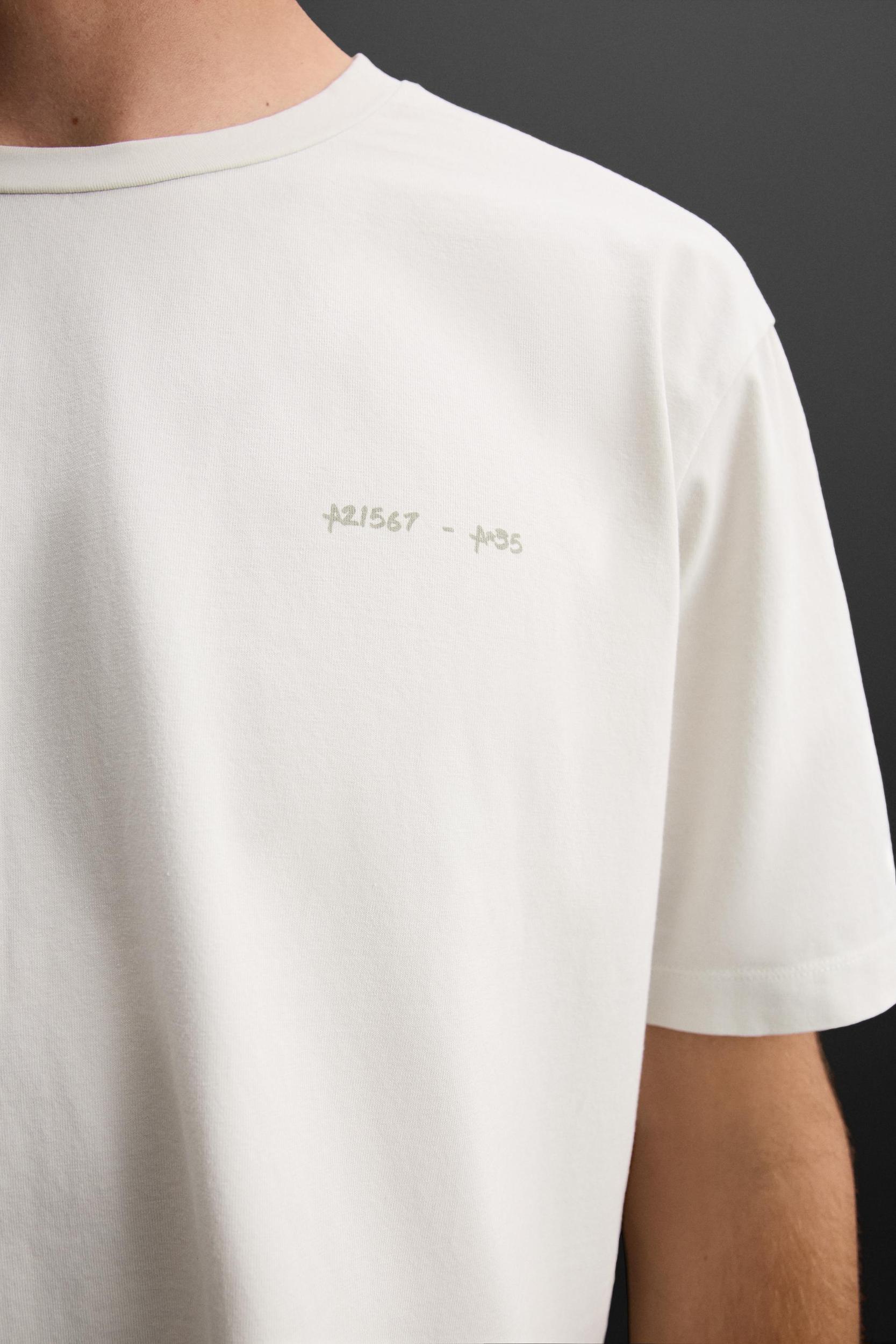 GRAPHIC PRINT T-SHIRT Product Image