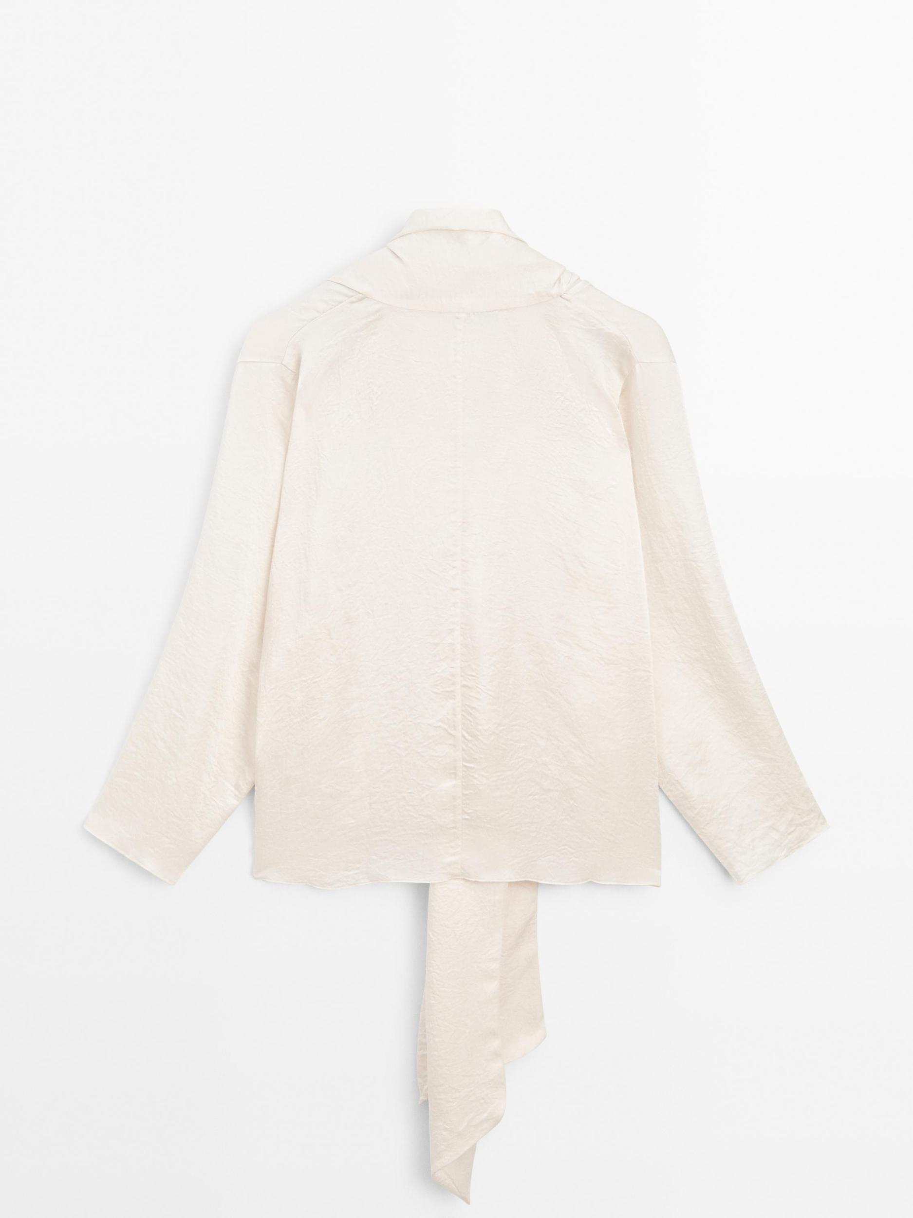 Flowing blouse with tie Product Image