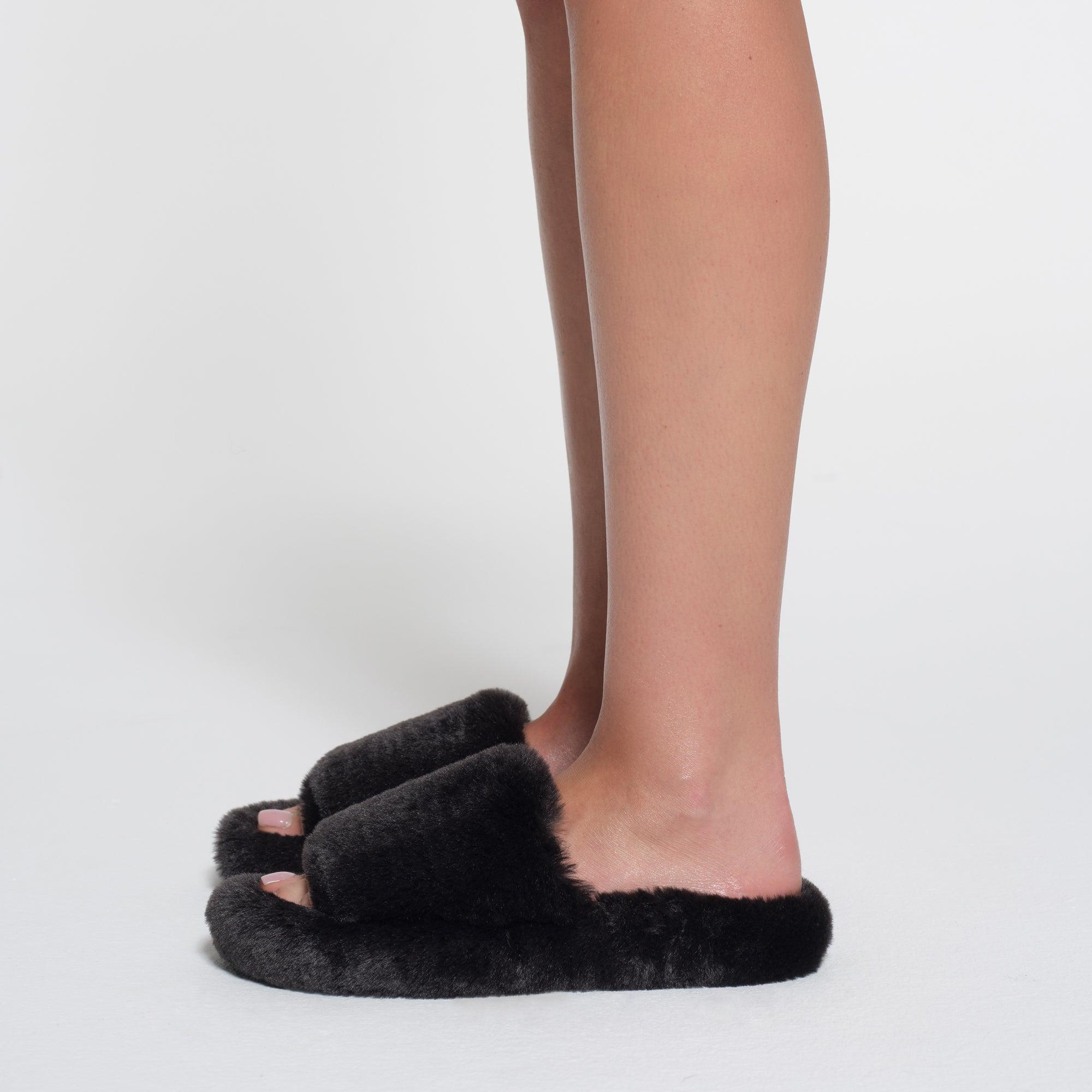 GETTING READY ACCESSORIES PLUSH SLIPPER | ONYX Product Image