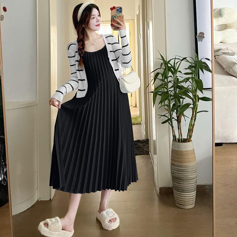 Maternity Spaghetti Strap Plain Accordion Pleat Midi A-Line Dress Product Image