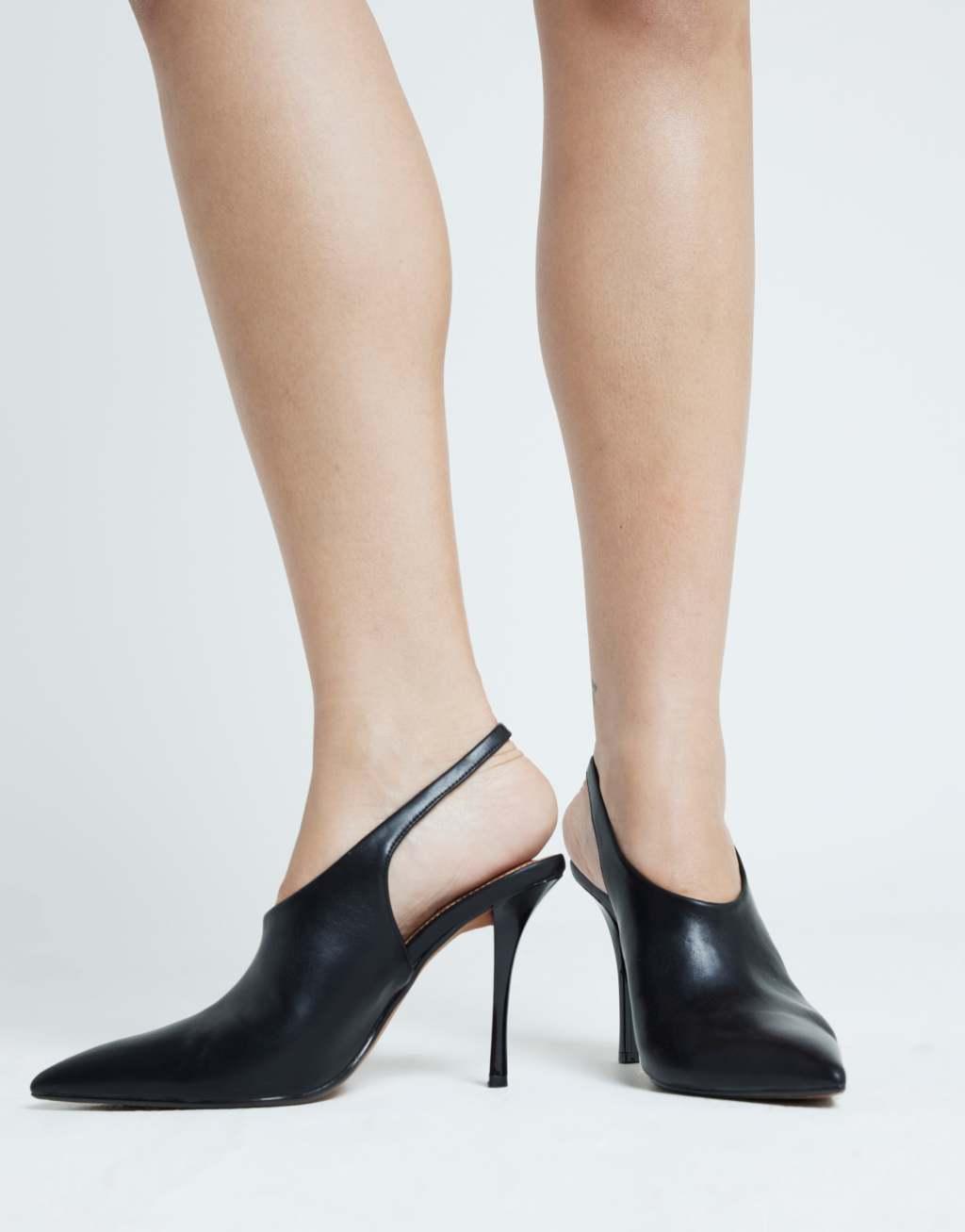 River Island heeled clean shoe boots in black Product Image