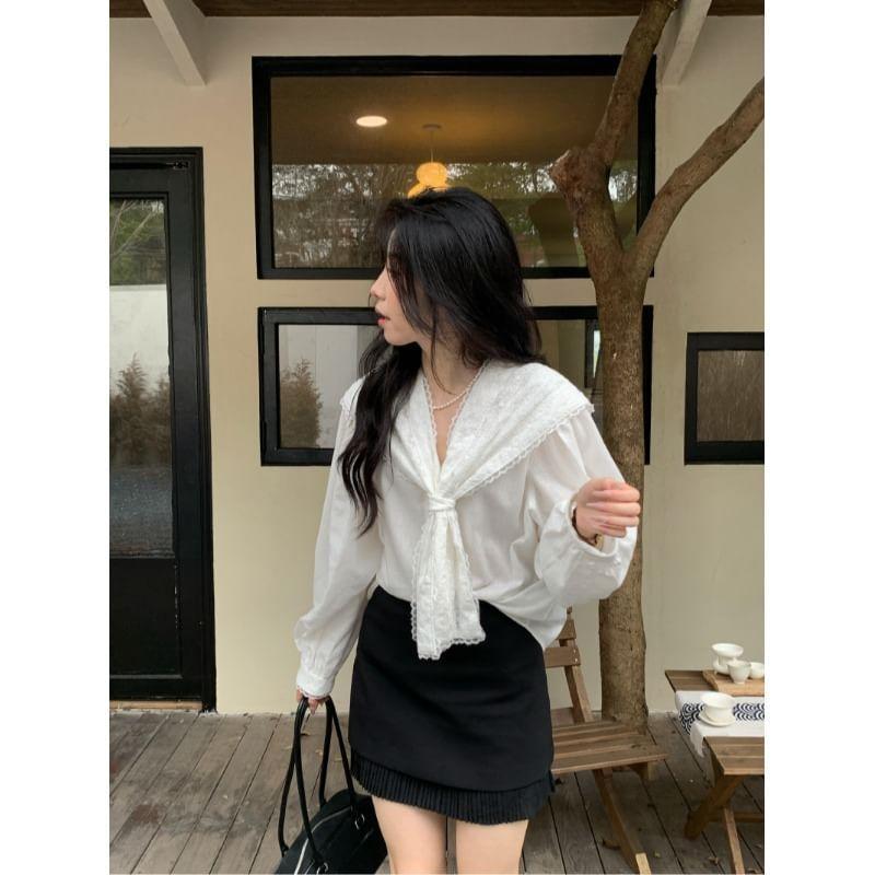 Puff-Sleeve V-Neck Plain Lace Trim Blouse Product Image