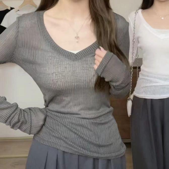 Long-Sleeve Scoop Neck Plain T-Shirt Product Image