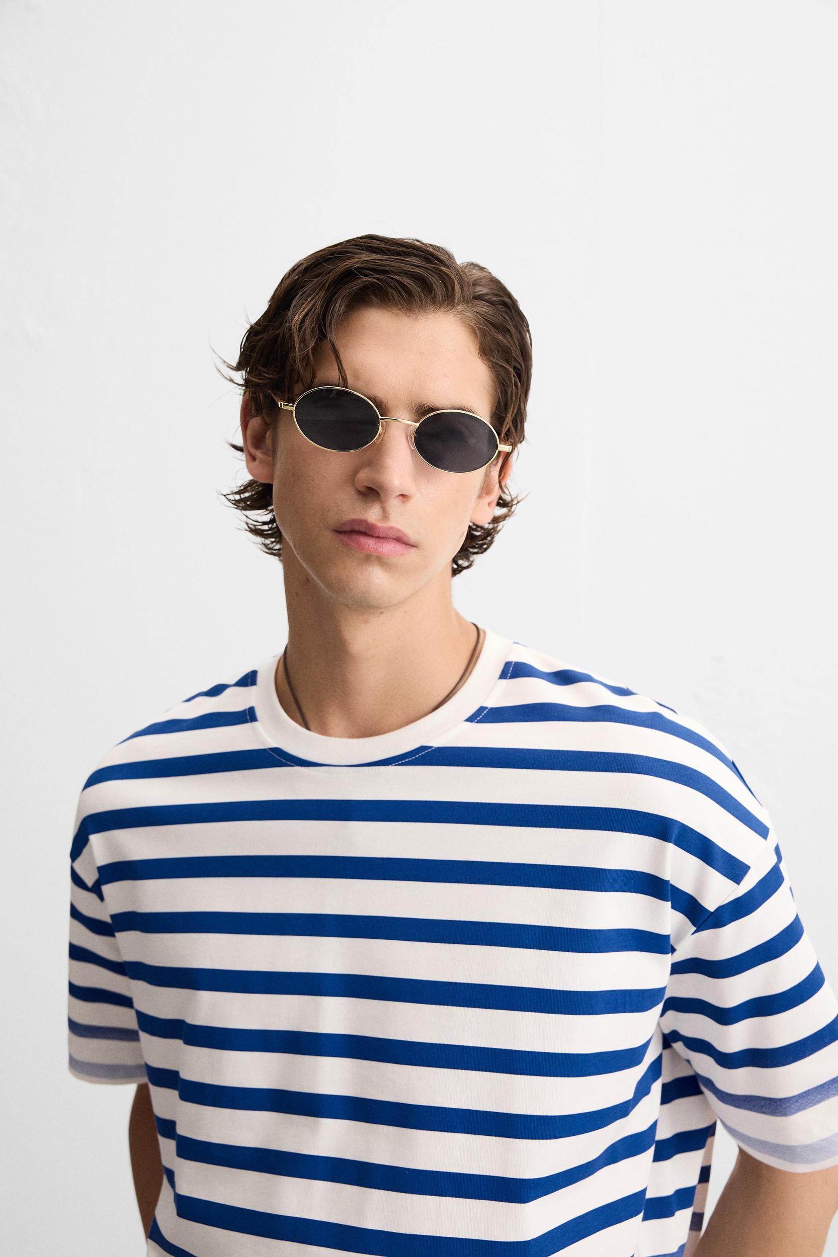 STRIPED T-SHIRT Product Image