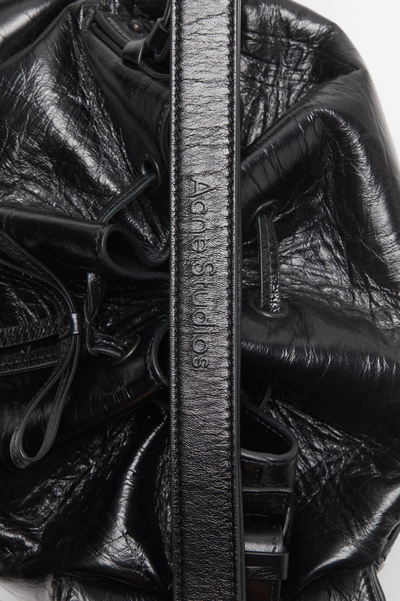 Multipocket bucket bag Product Image