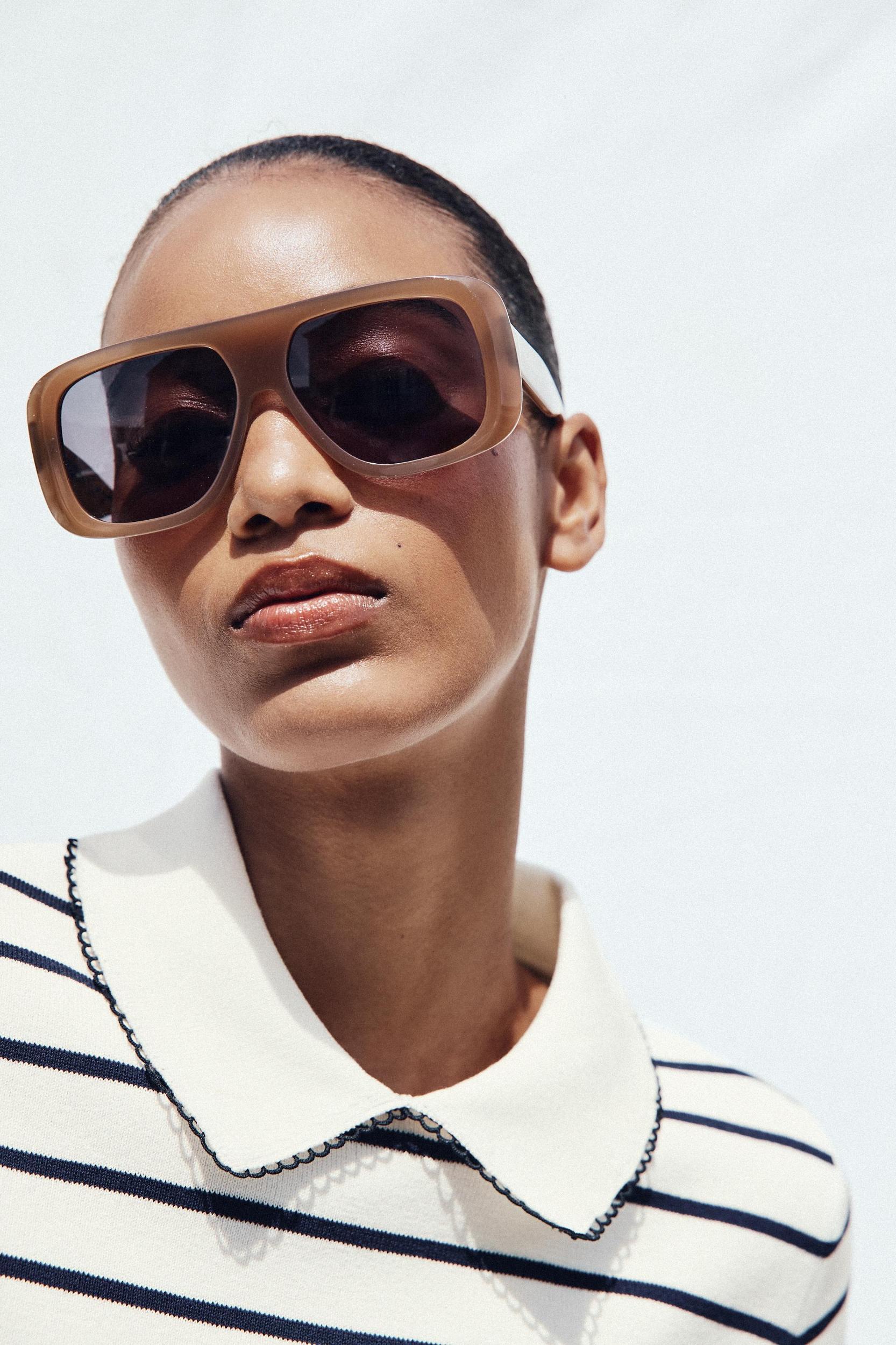 CONTRAST TRIM KNIT TOP Product Image