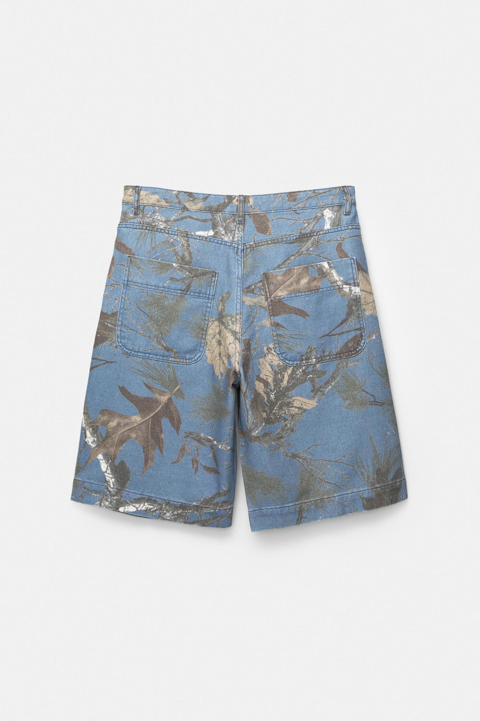 Leaf print baggy Bermuda shorts Product Image