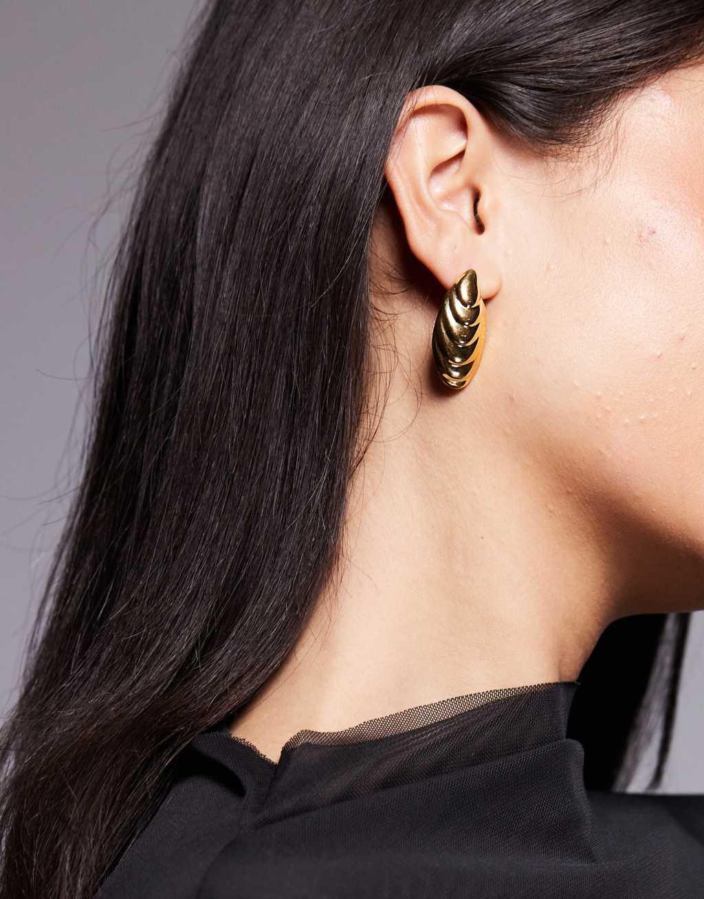 8 Other Reasons ridged large stud earrings in 18k gold plated Product Image