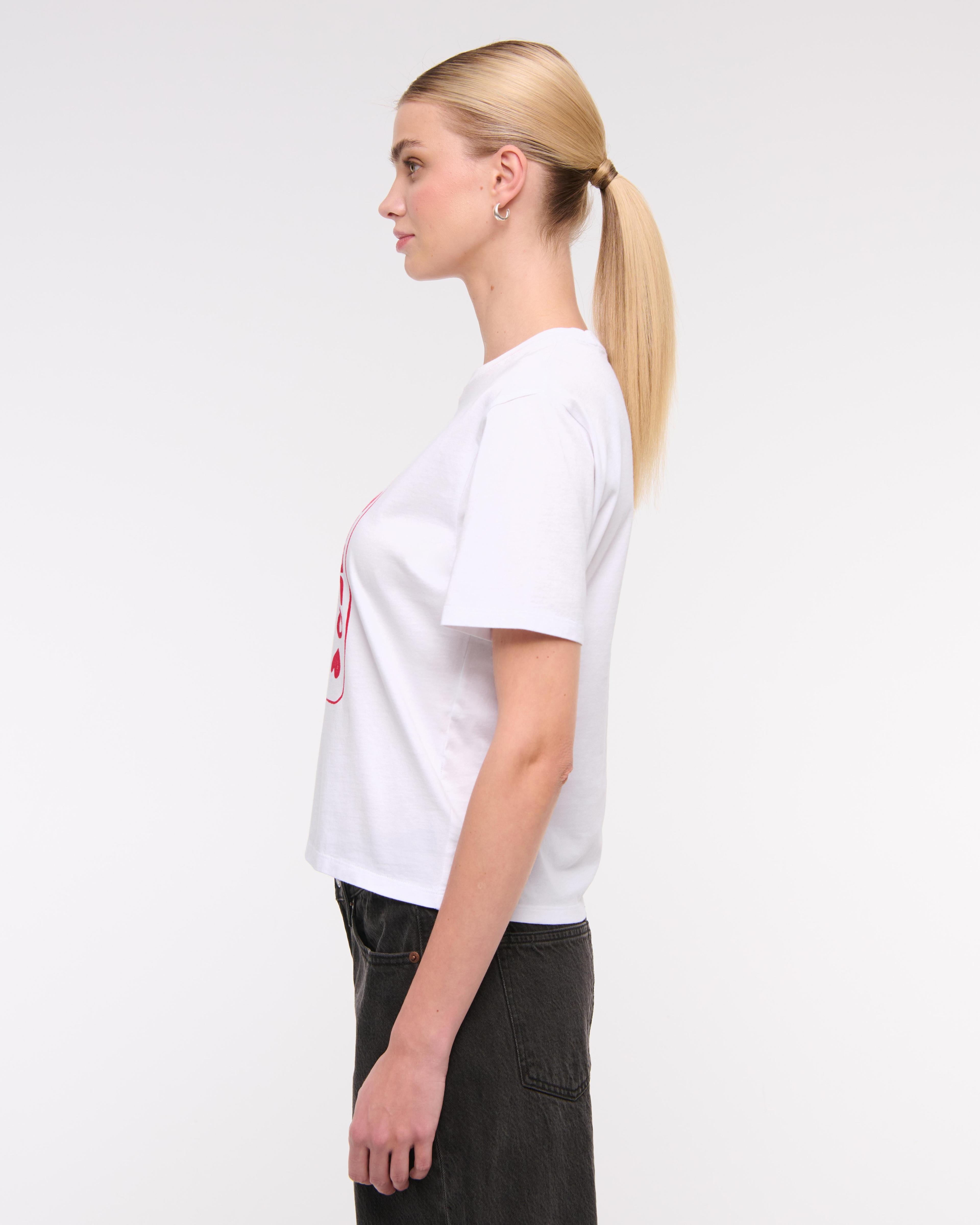 Short-Sleeve Queen of Hearts Graphic Relaxed Tee Product Image