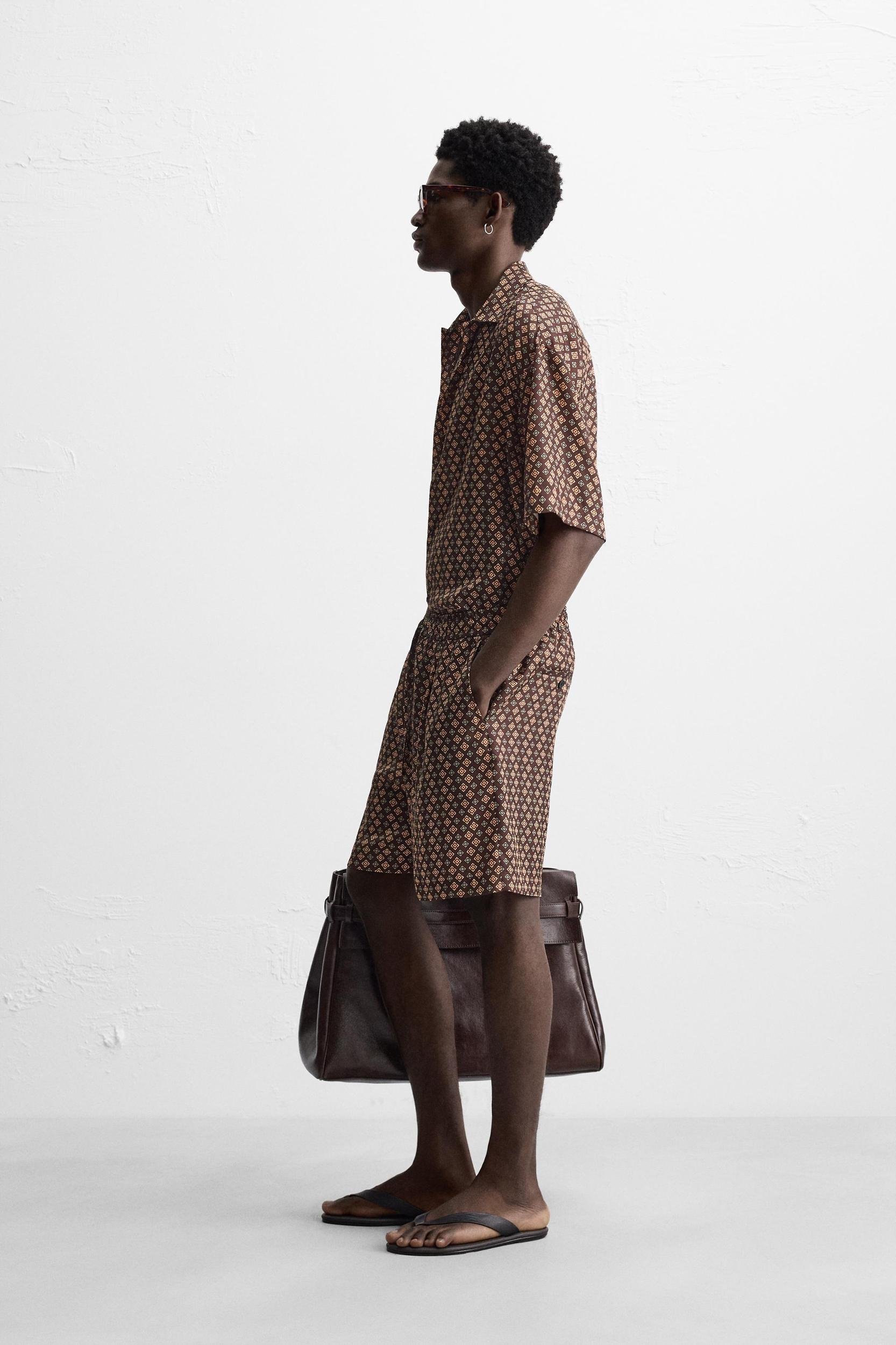 GEOMETRIC PRINT SHORTS Product Image