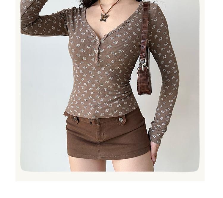 Long-Sleeve V-Neck Bear Print Ribbed Slim Fit Crop Tee Product Image