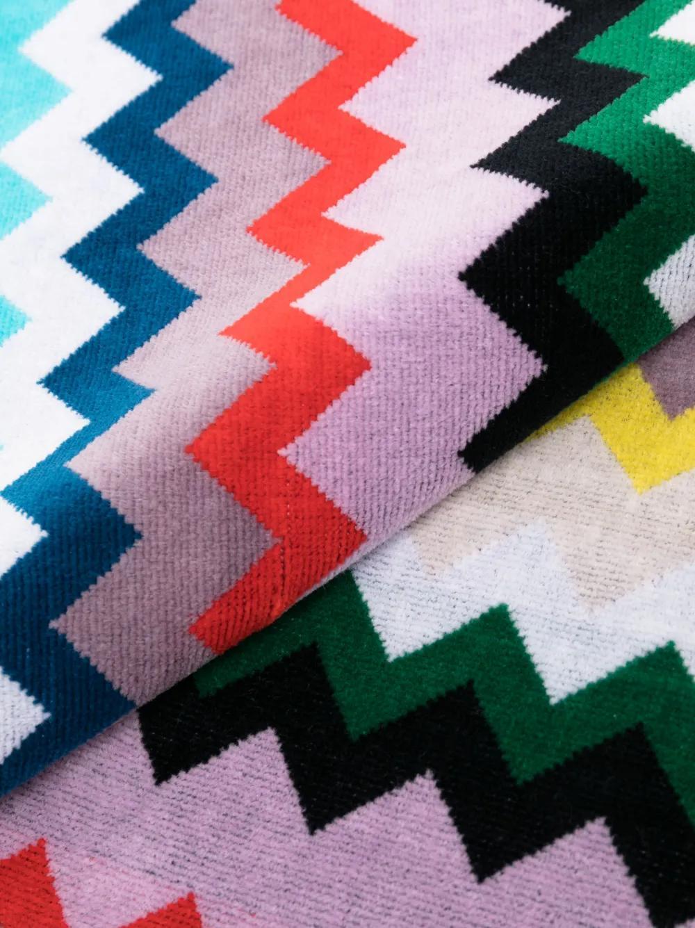 zig zag-patterned beach towel Product Image