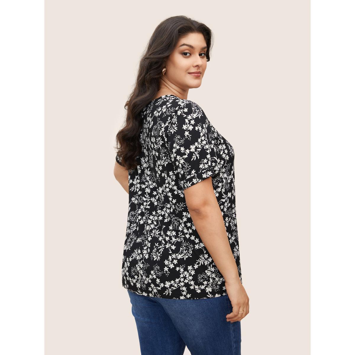 Plus Size Floral Print Round Neck T-shirt Black Women Elegant Round Neck Everyday T-shirts BloomChic 30/6X Product Image