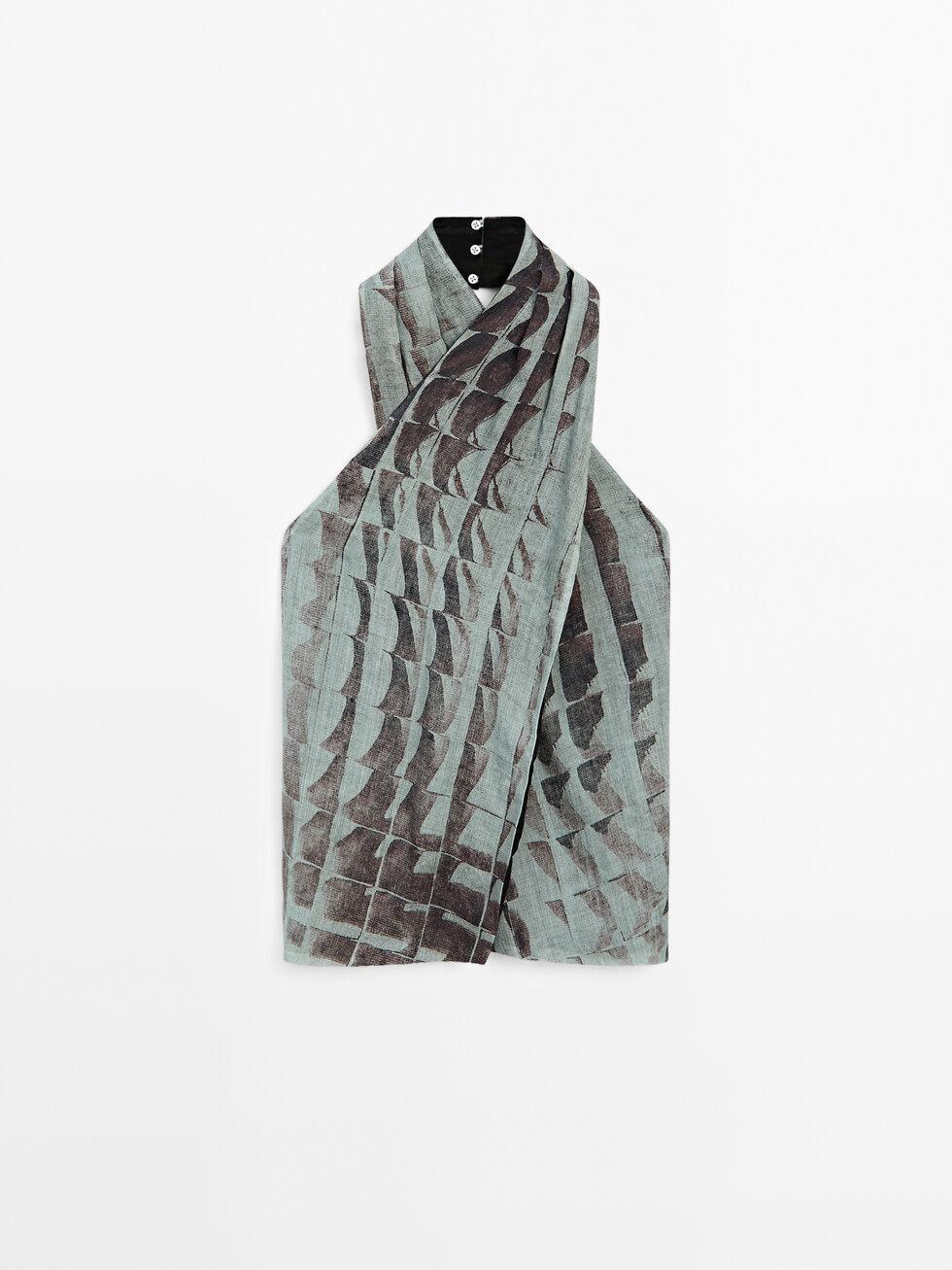 Print top with surplice neckline Product Image