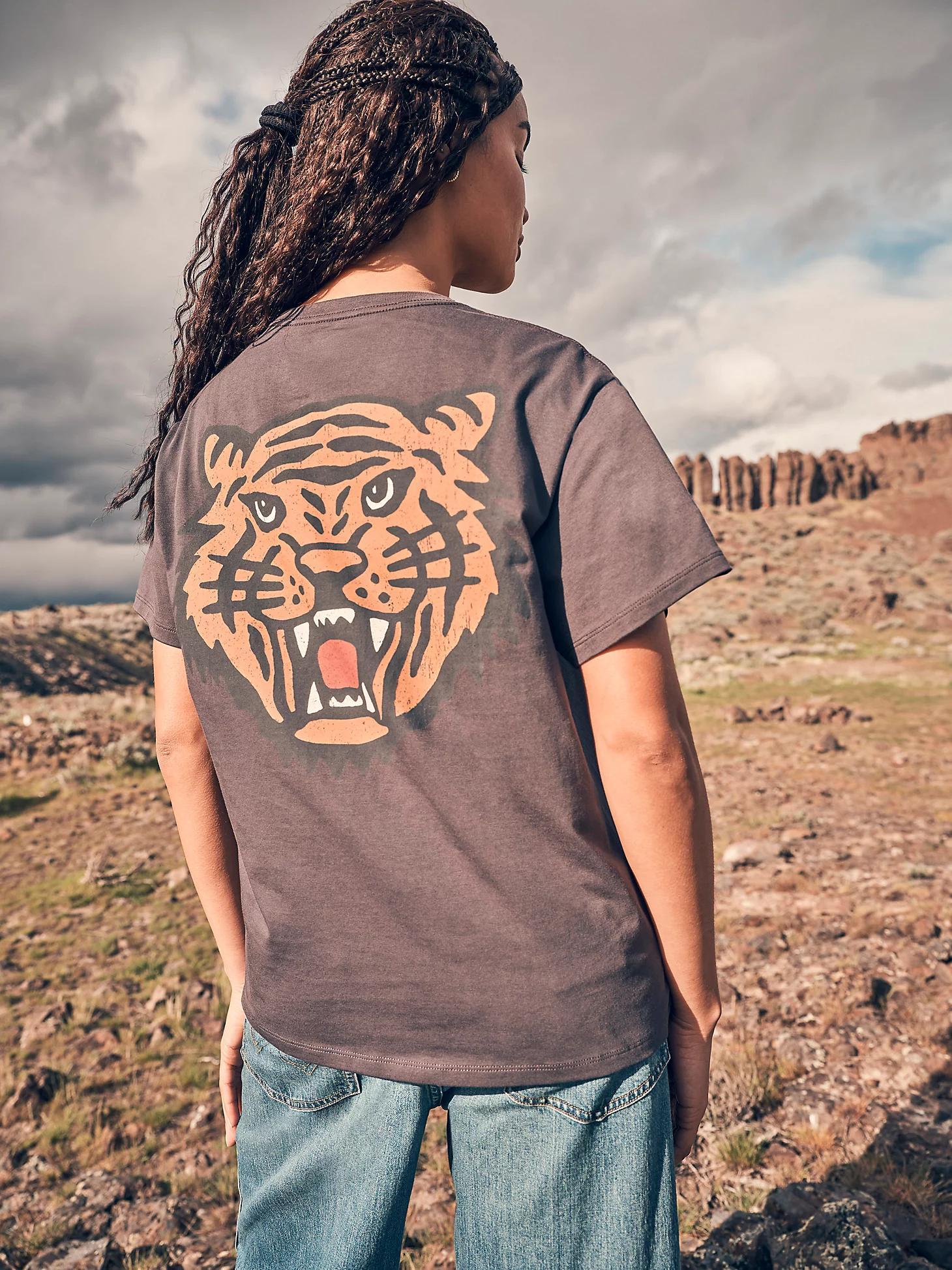 Women's Graphic Girlfriend Tee in Faded Product Image