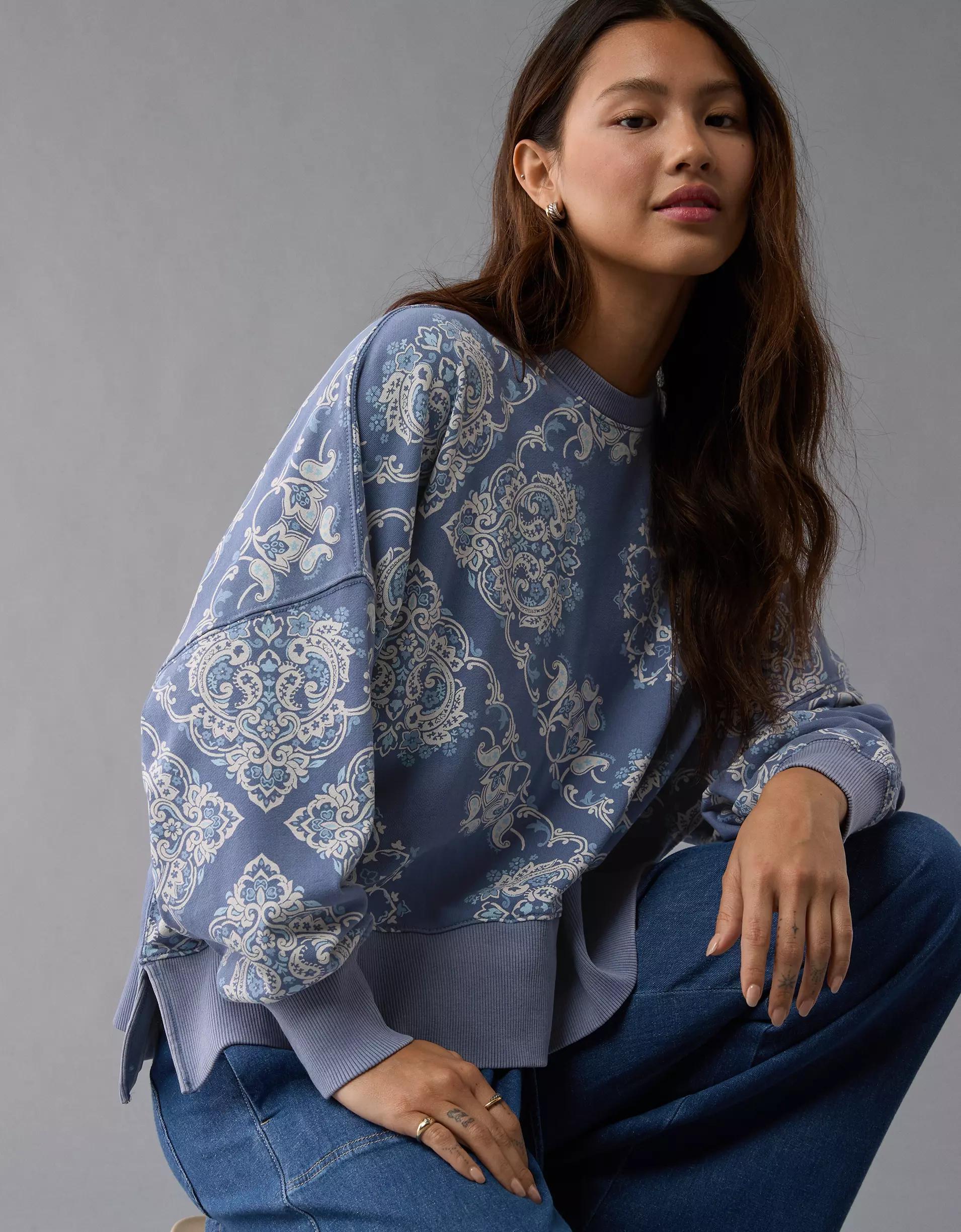 AE Big Hug Destination Graphic Crew Neck Sweatshirt Product Image