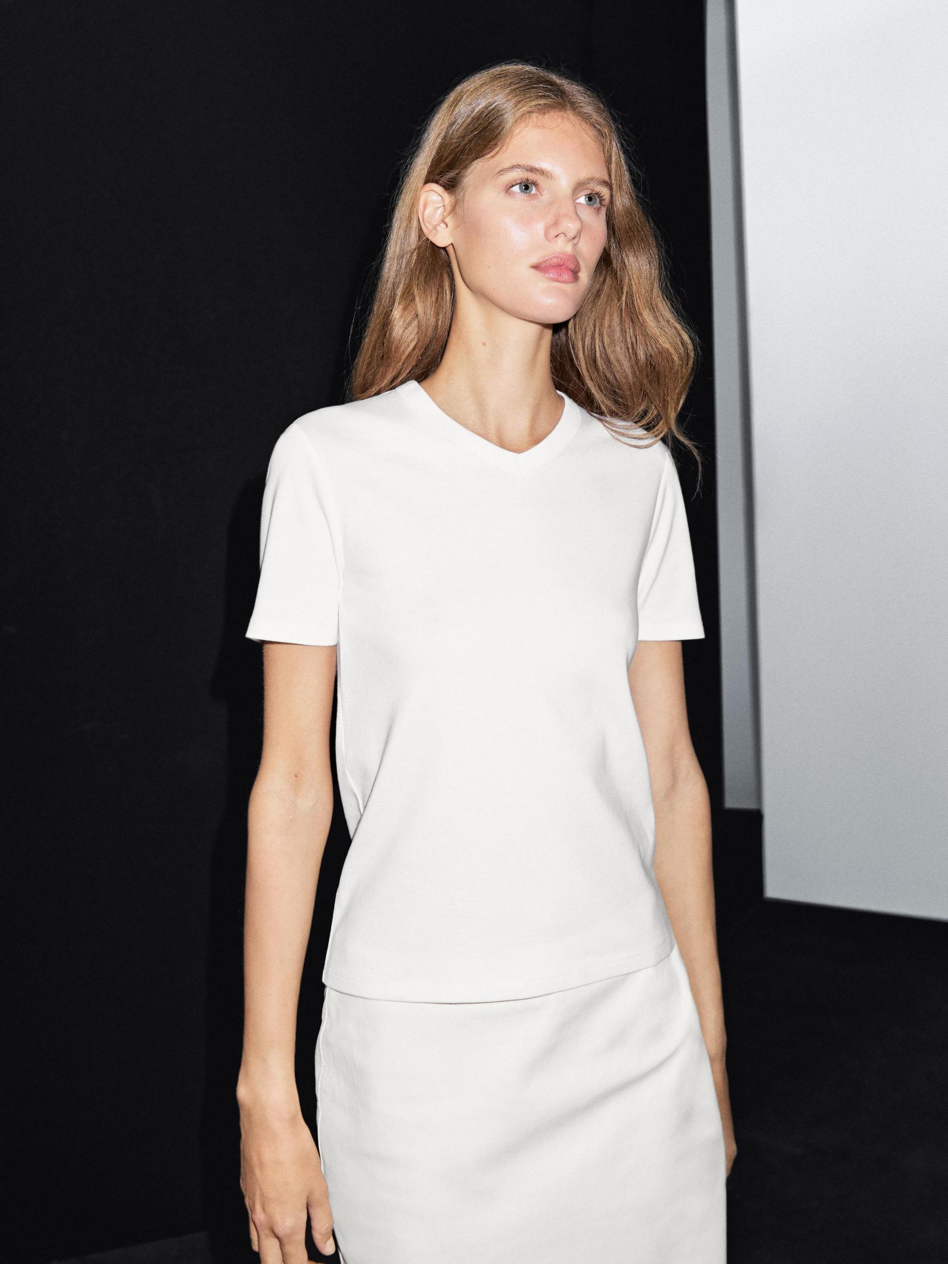 100% cotton V-neck T-shirt Product Image