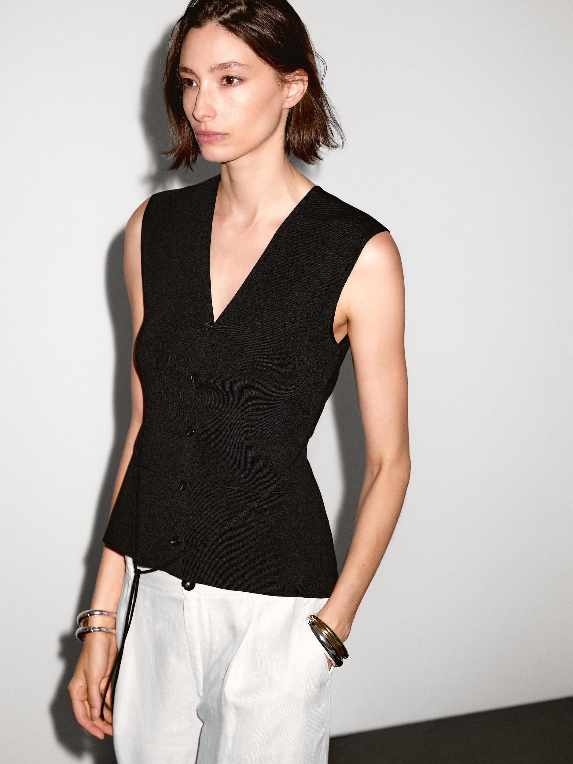 V-neck knit vest Product Image